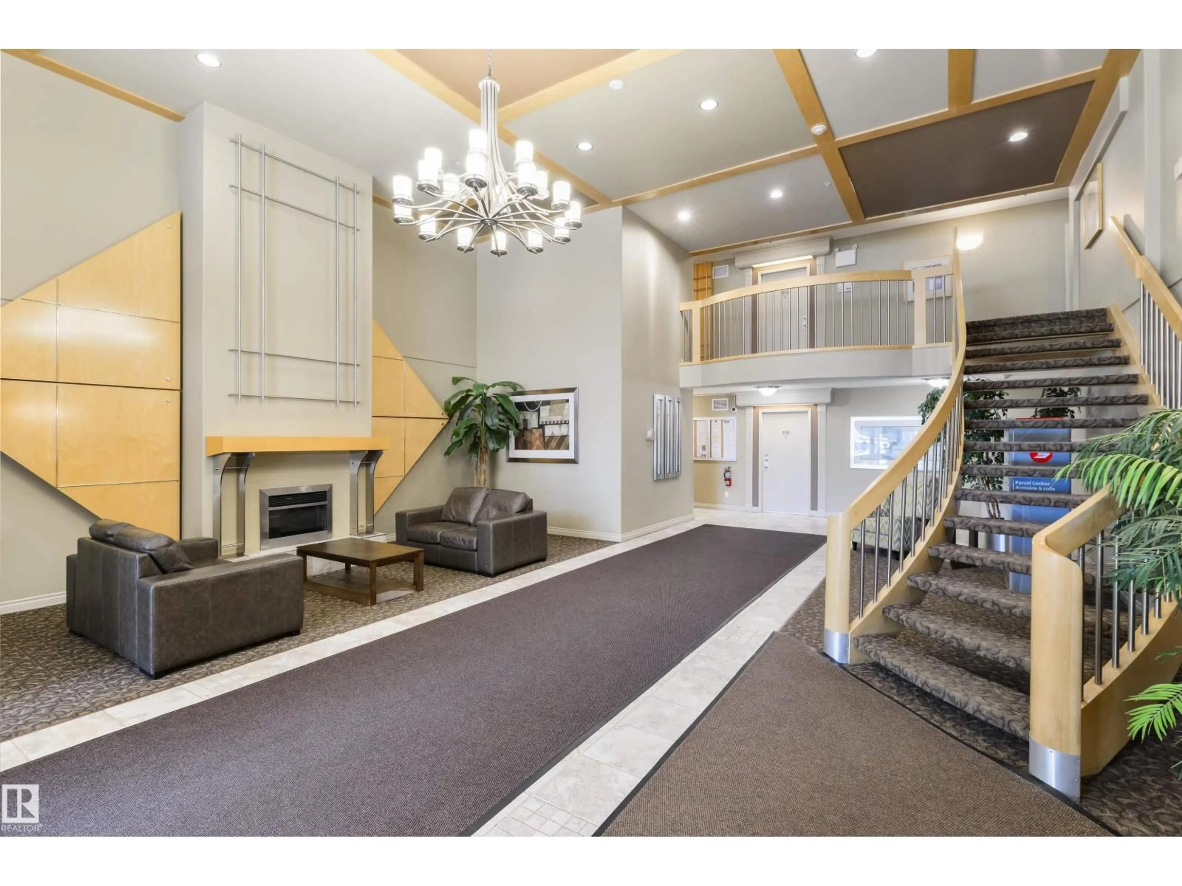 Indoor foyer for #112 - 10311 111 ST, Edmonton Alberta T5K2Y8