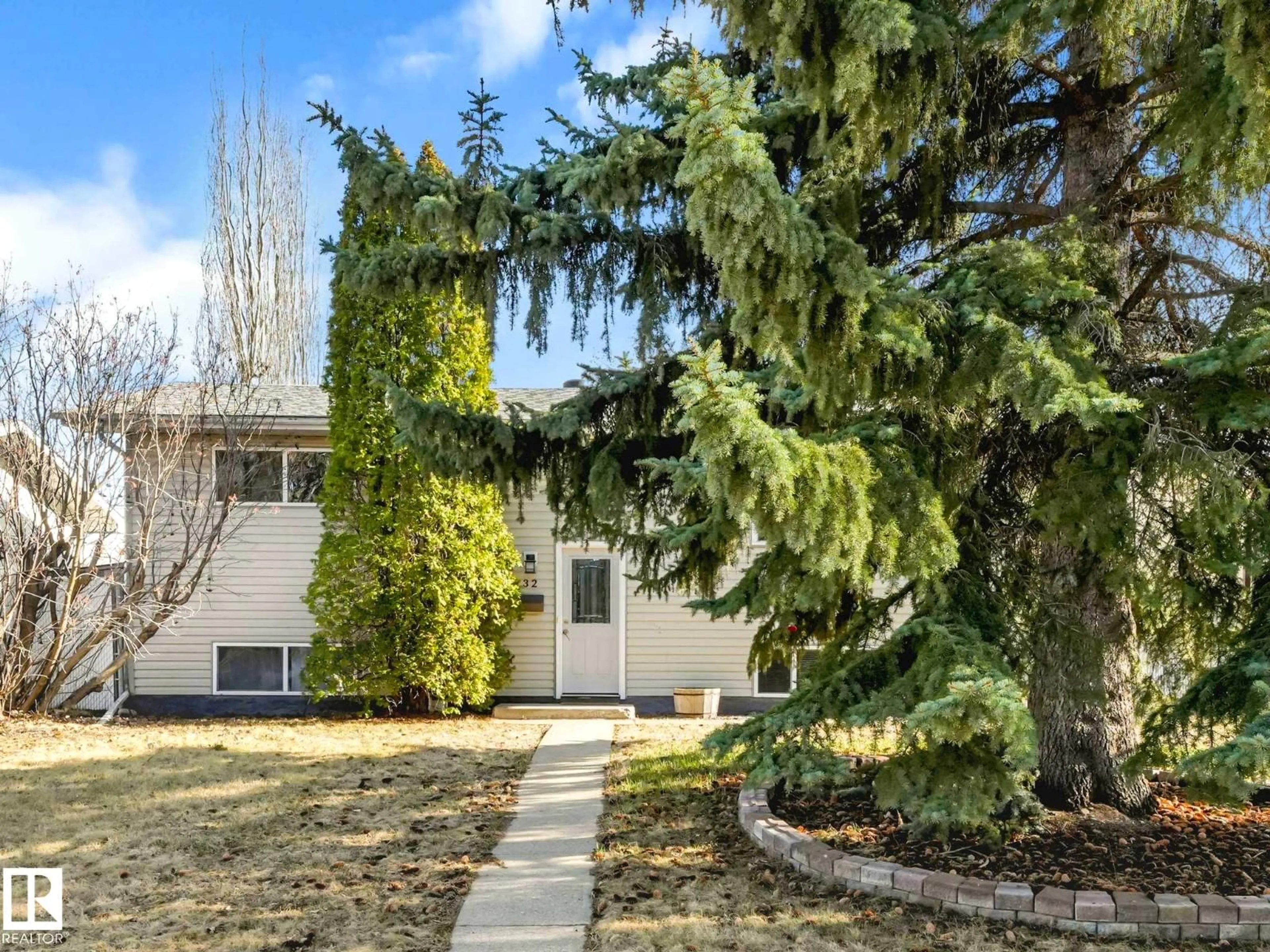 Home with vinyl exterior material, street for 32 MANOR DR, Spruce Grove Alberta T7X2G8