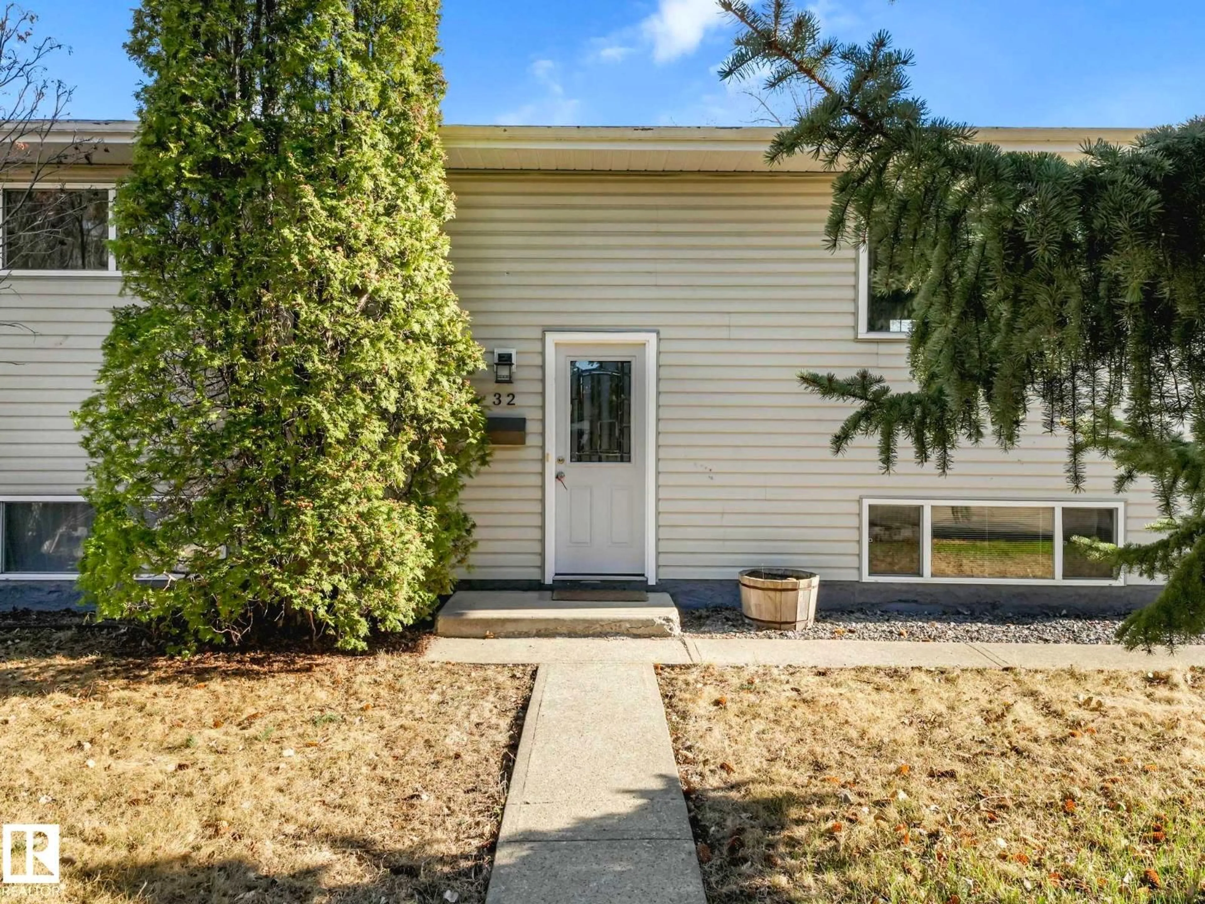 Home with vinyl exterior material, street for 32 MANOR DR, Spruce Grove Alberta T7X2G8