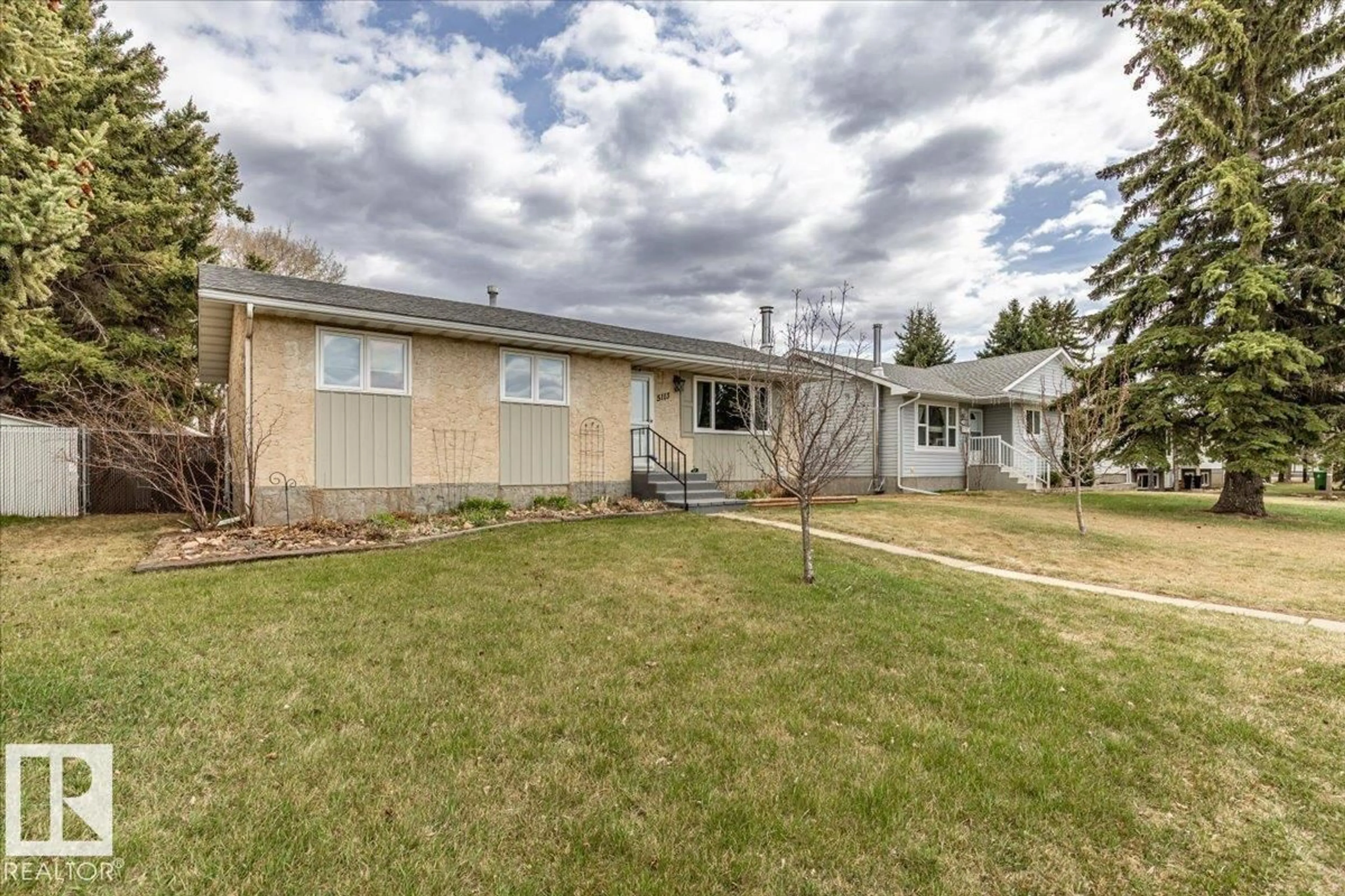 A pic from outside/outdoor area/front of a property/back of a property/a pic from drone, street for 5113 47 ST, Calmar Alberta T0C0V0