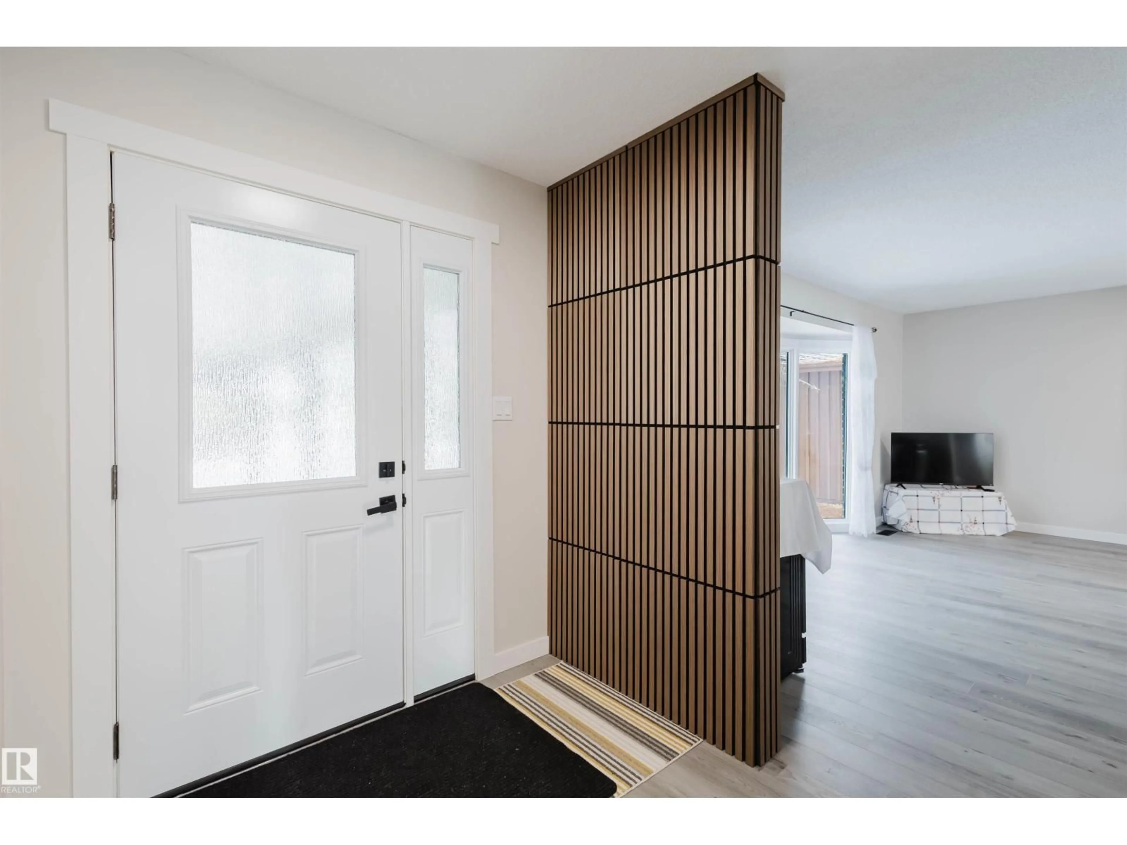 Indoor entryway for 10423 35 AV, Edmonton Alberta T6J2M8