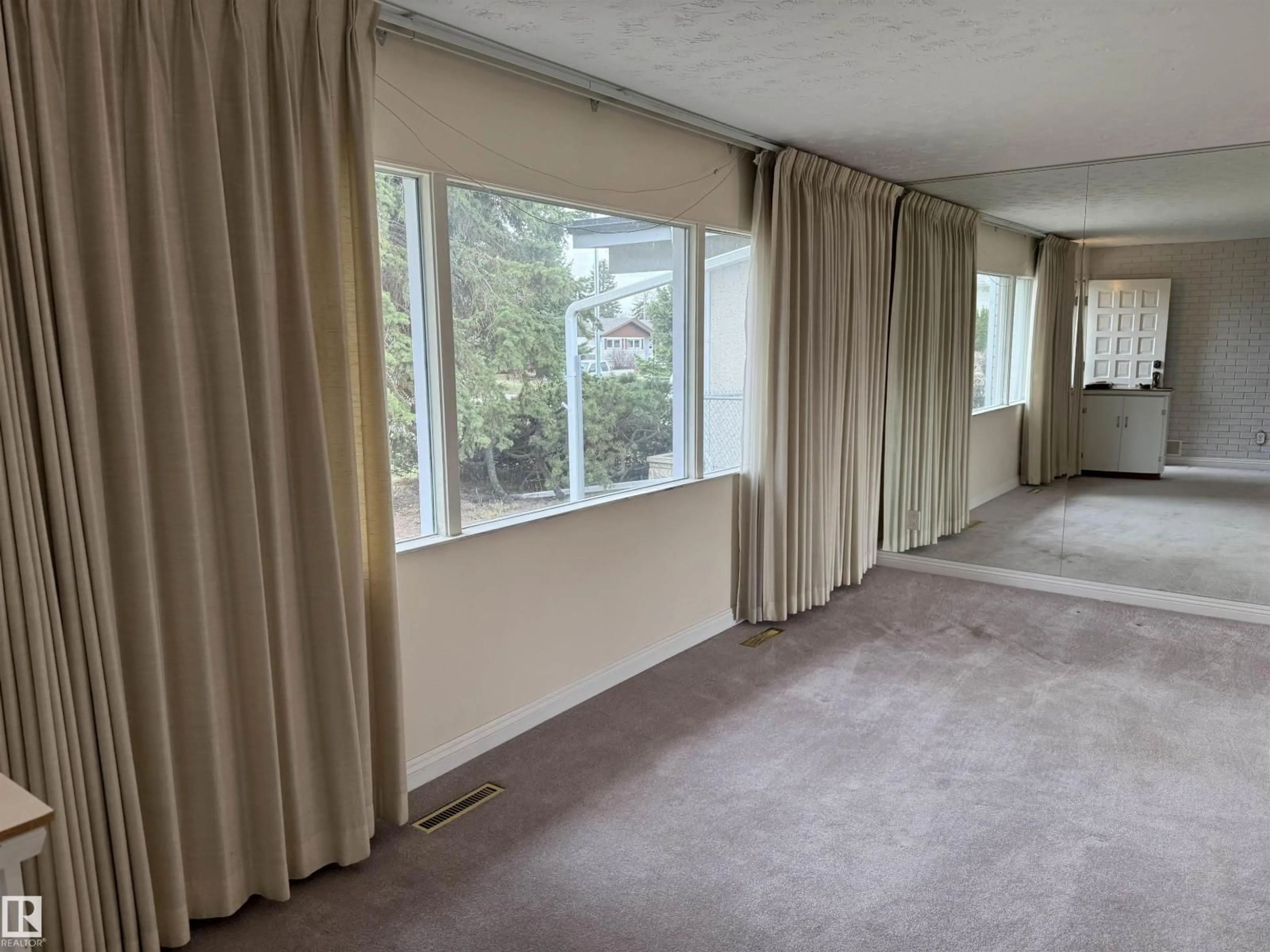 A pic of a room for 12916 95A ST NW, Edmonton Alberta T5E4A1