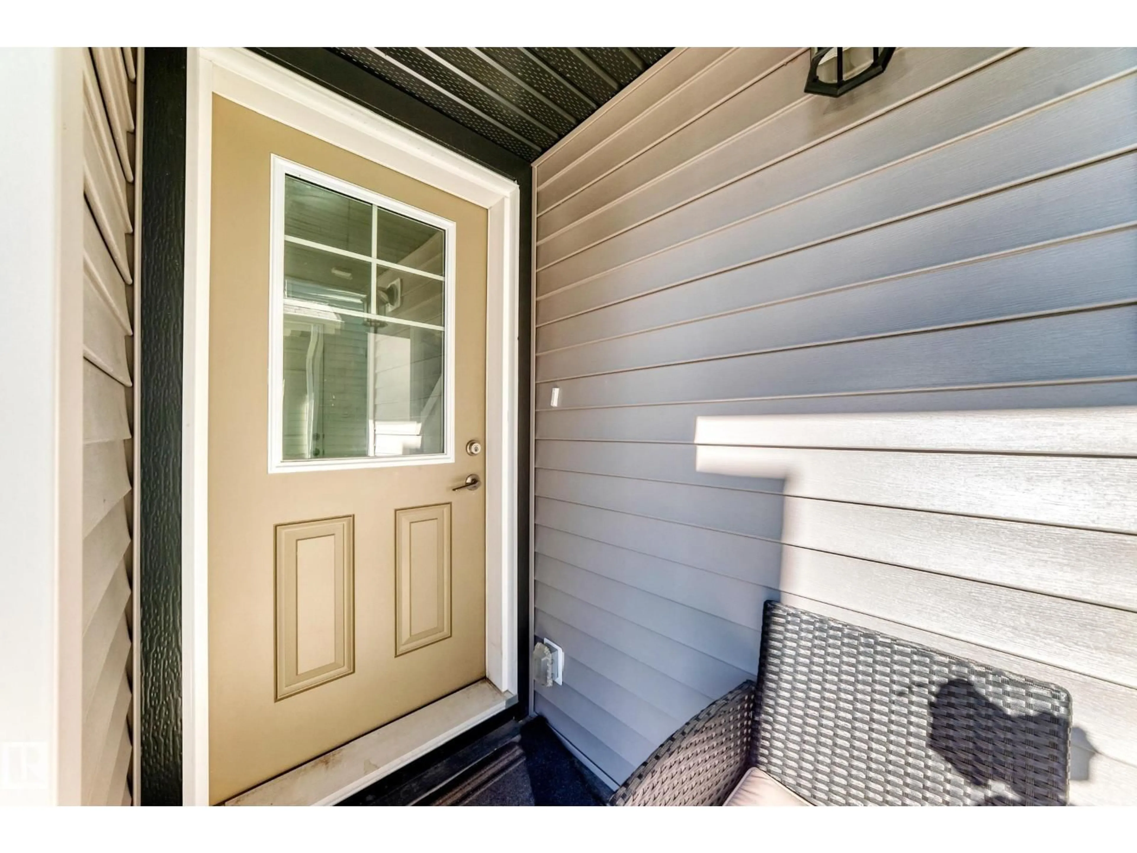 Indoor entryway for 740 - 19 DANIELS WY, Edmonton Alberta T6W5N1