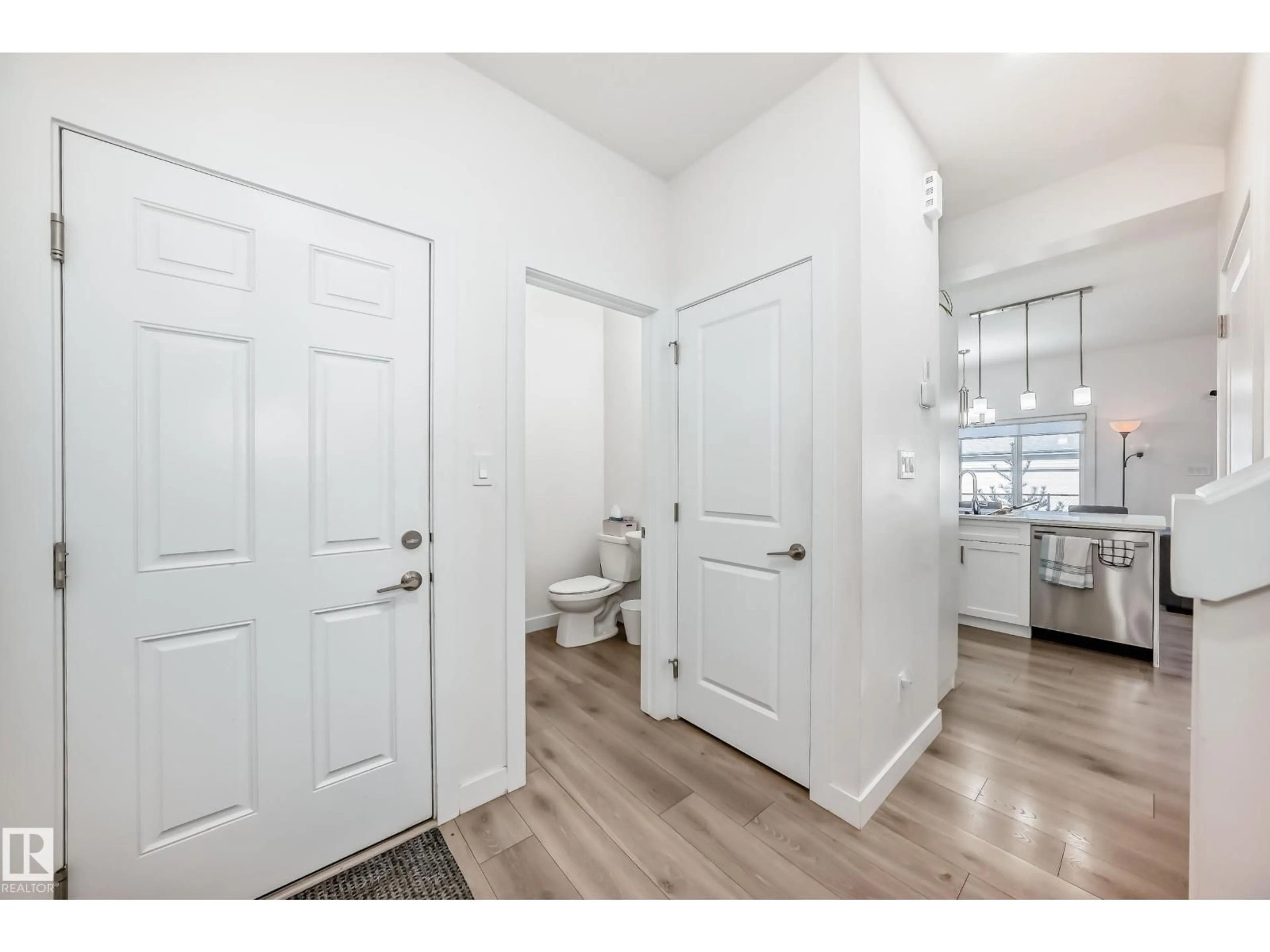 Indoor entryway for 740 - 19 DANIELS WY, Edmonton Alberta T6W5N1