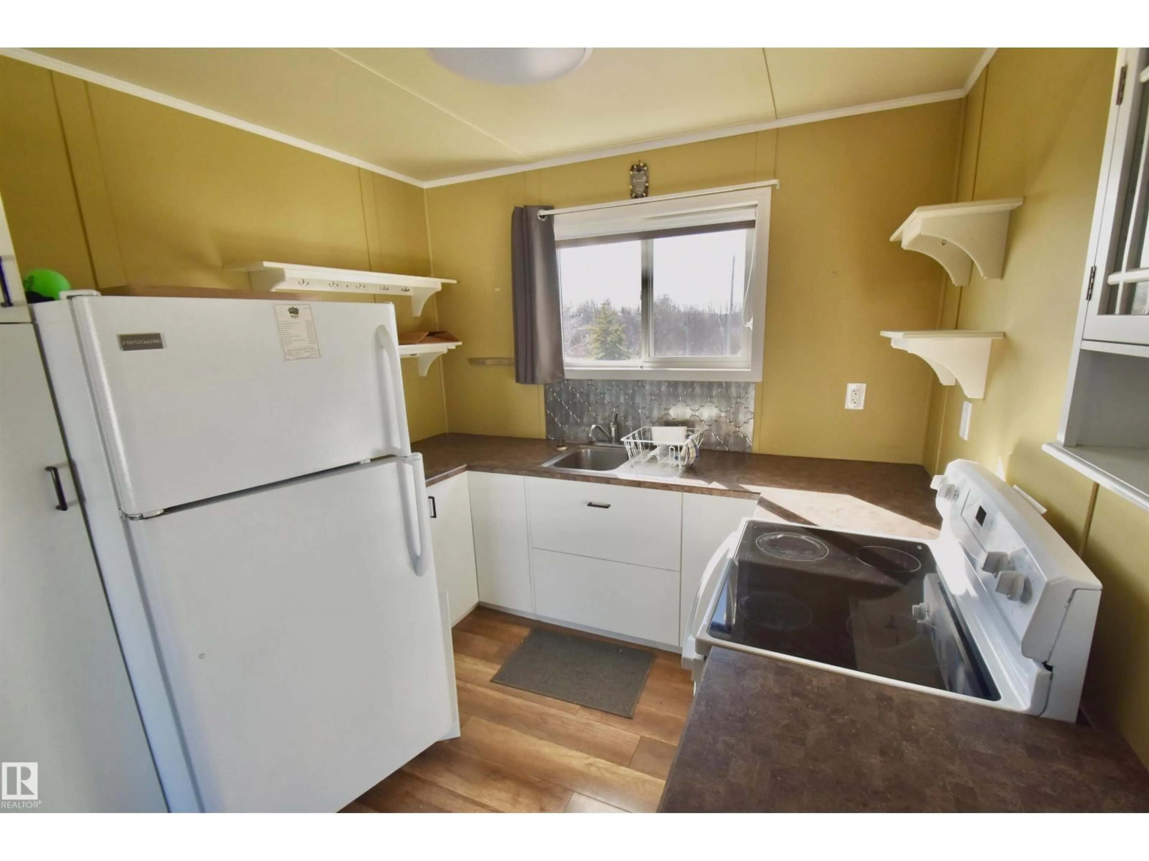 Standard kitchen, wood/laminate floor for 57201 - 270 RR 102, Rural St. Paul County Alberta T0A3A0