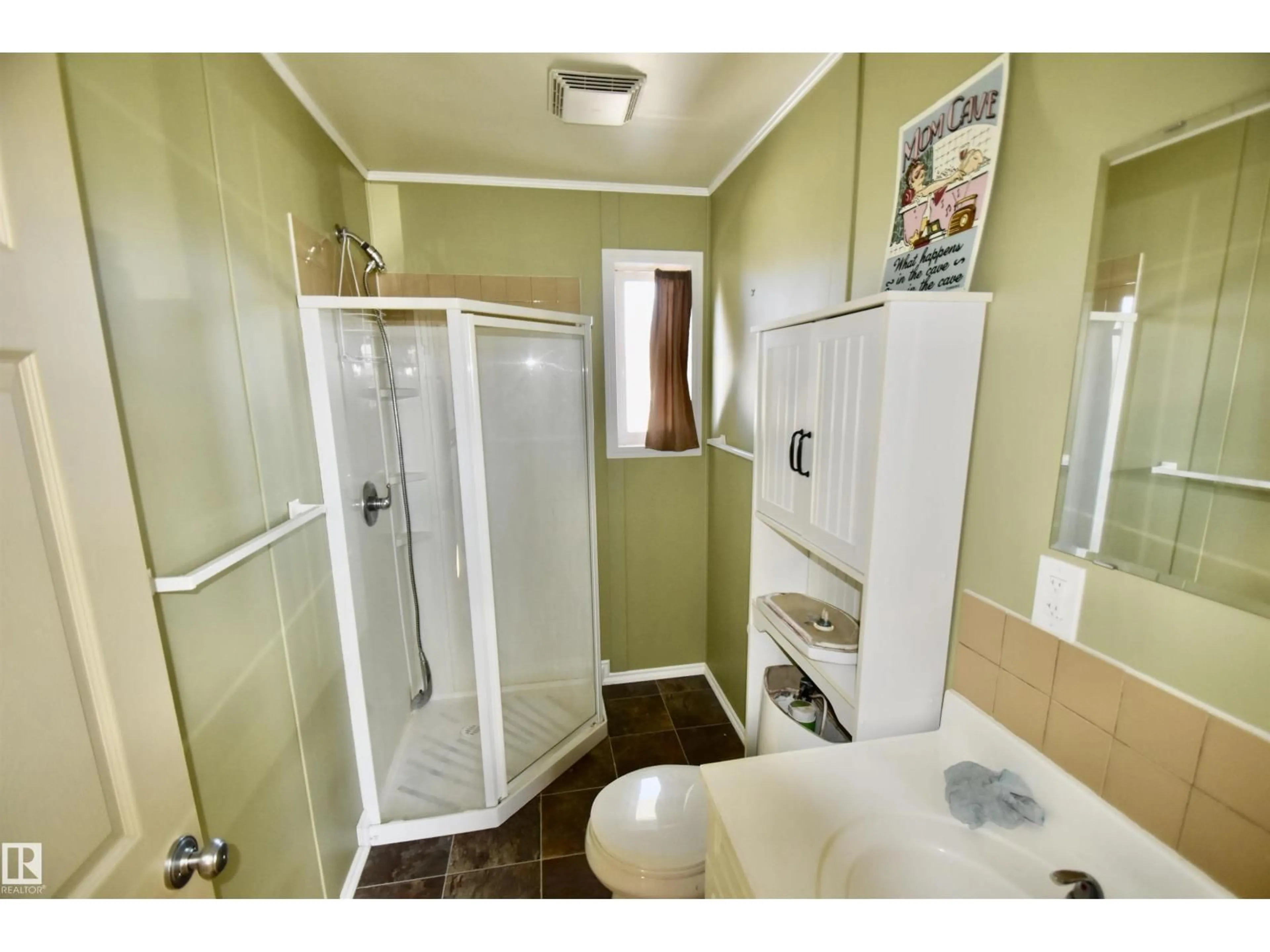 Standard bathroom, ceramic/tile floor for 57201 - 270 RR 102, Rural St. Paul County Alberta T0A3A0