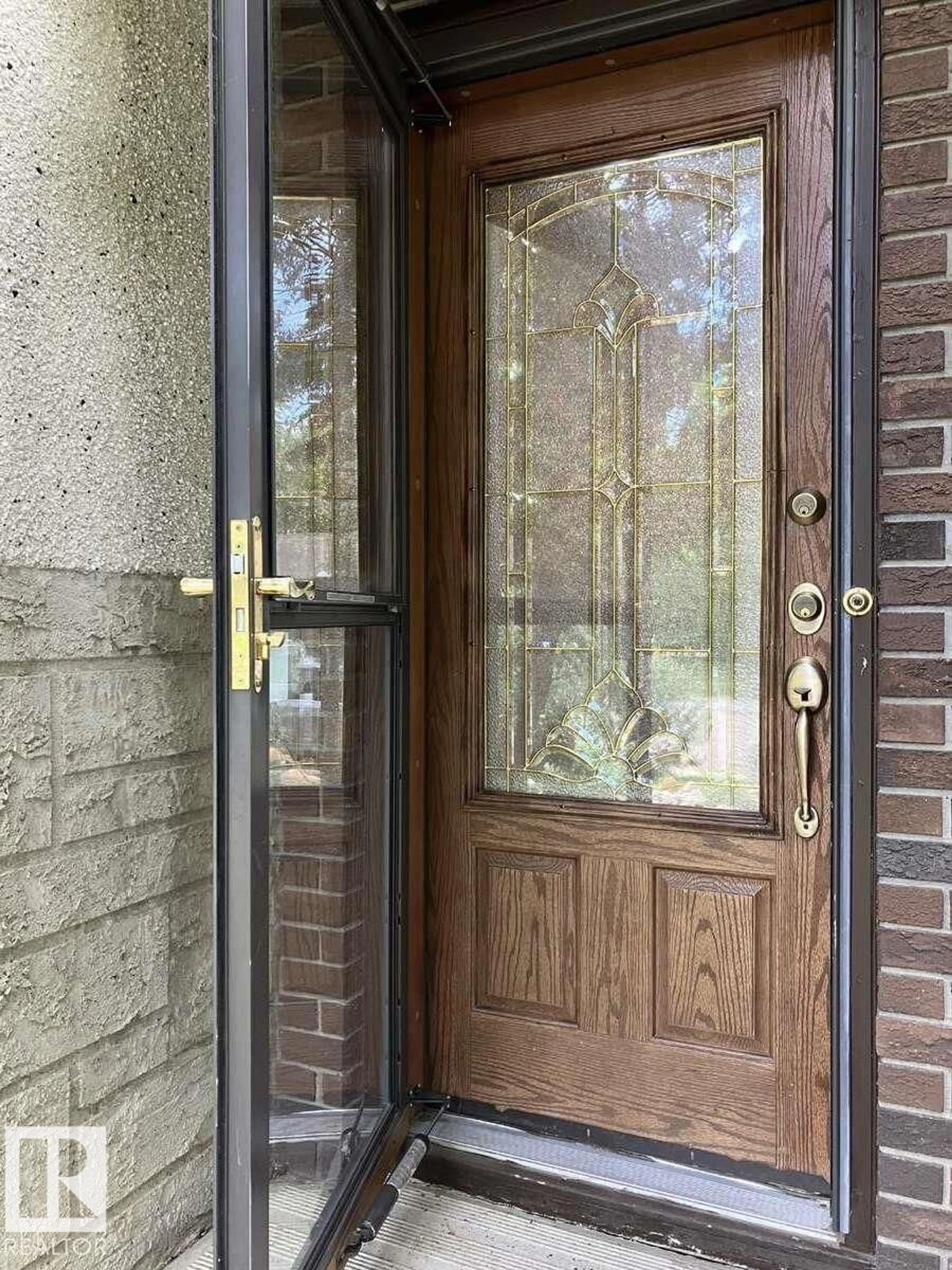 Indoor entryway for 15212 86 AV, Edmonton Alberta T5R4C3