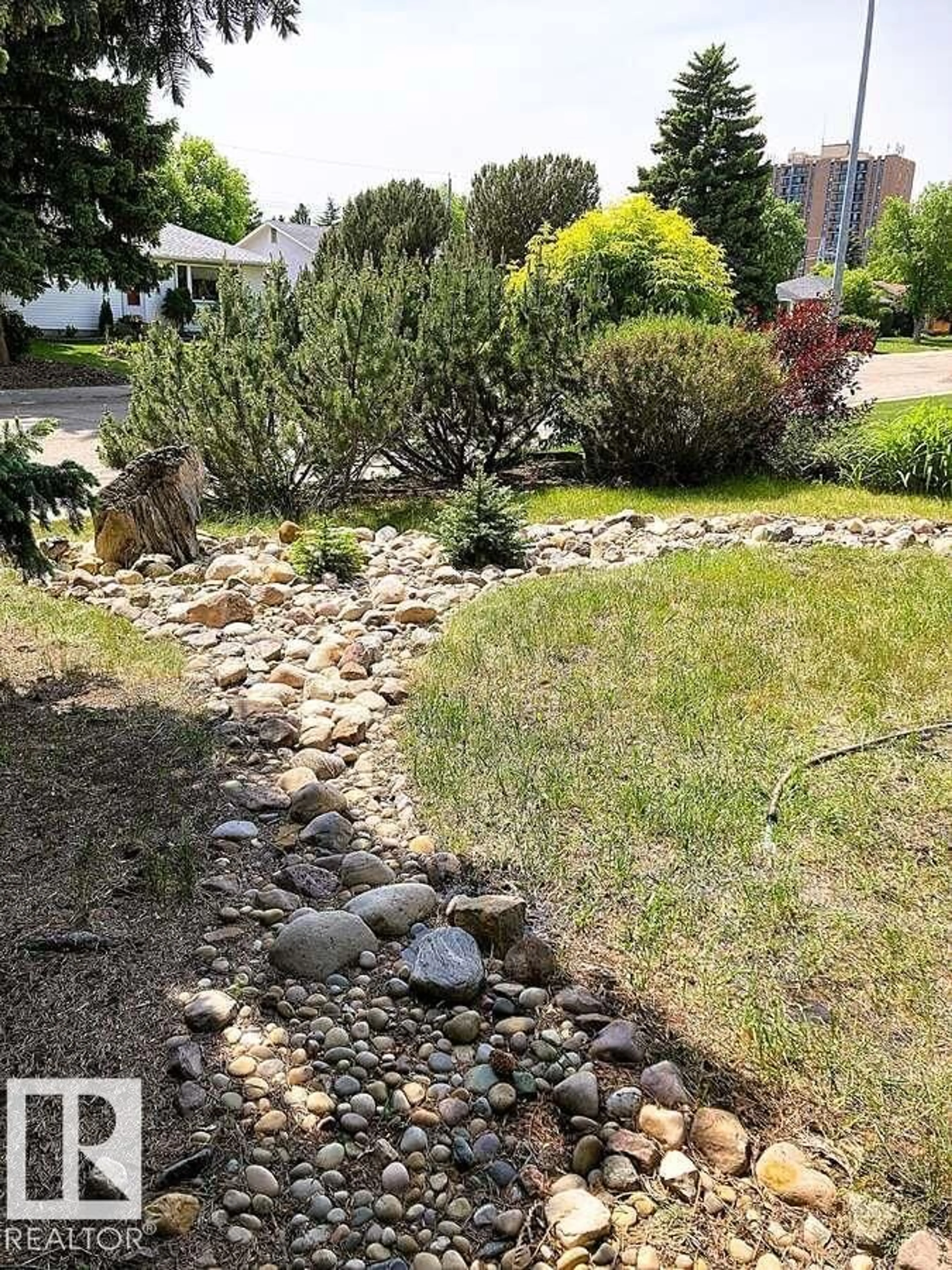 A pic from outside/outdoor area/front of a property/back of a property/a pic from drone, water/lake/river/ocean view for 15212 86 AV, Edmonton Alberta T5R4C3