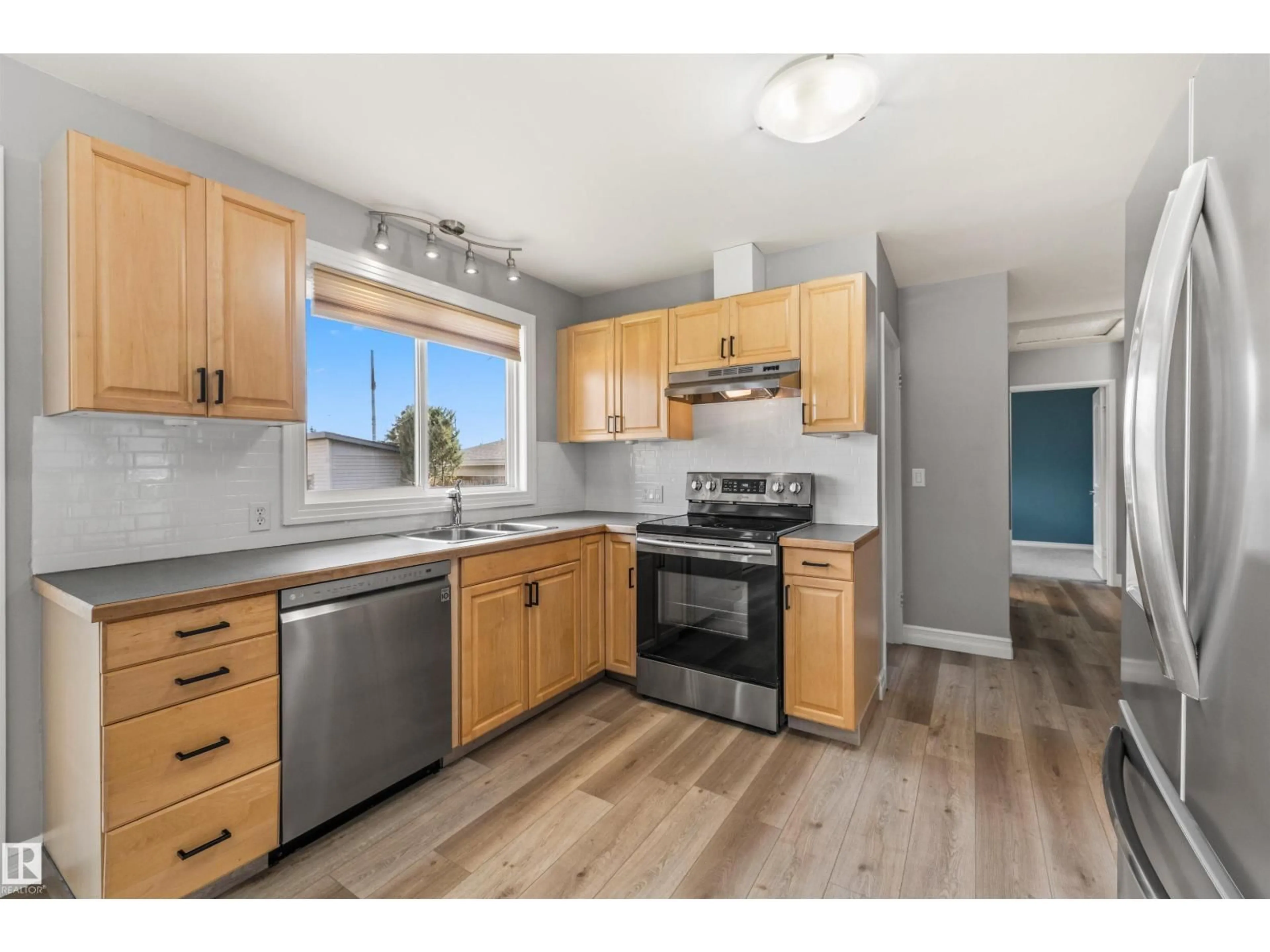 Standard kitchen, wood/laminate floor for 7927 71 AV, Edmonton Alberta T6C0B1