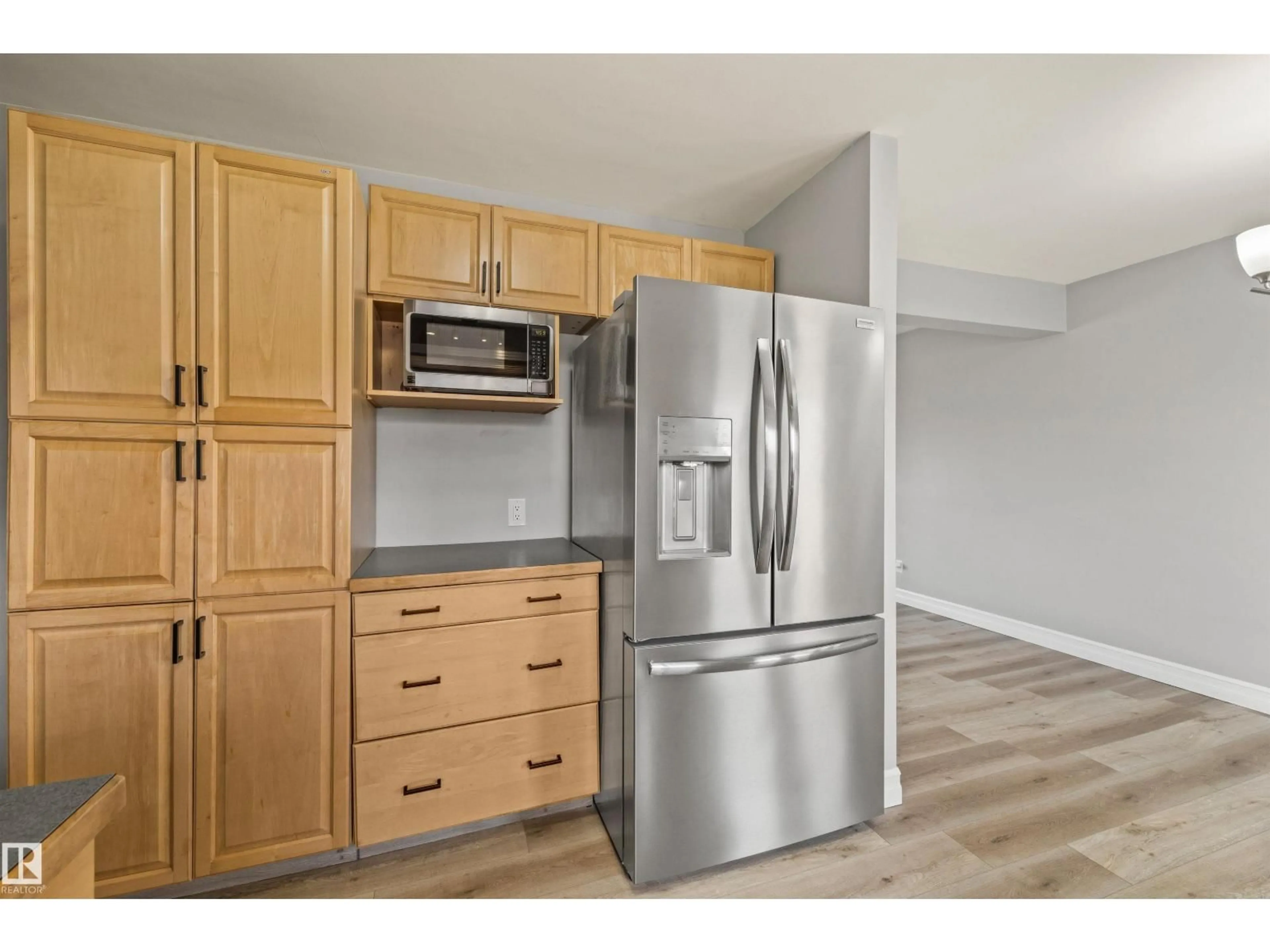 Standard kitchen, wood/laminate floor for 7927 71 AV, Edmonton Alberta T6C0B1
