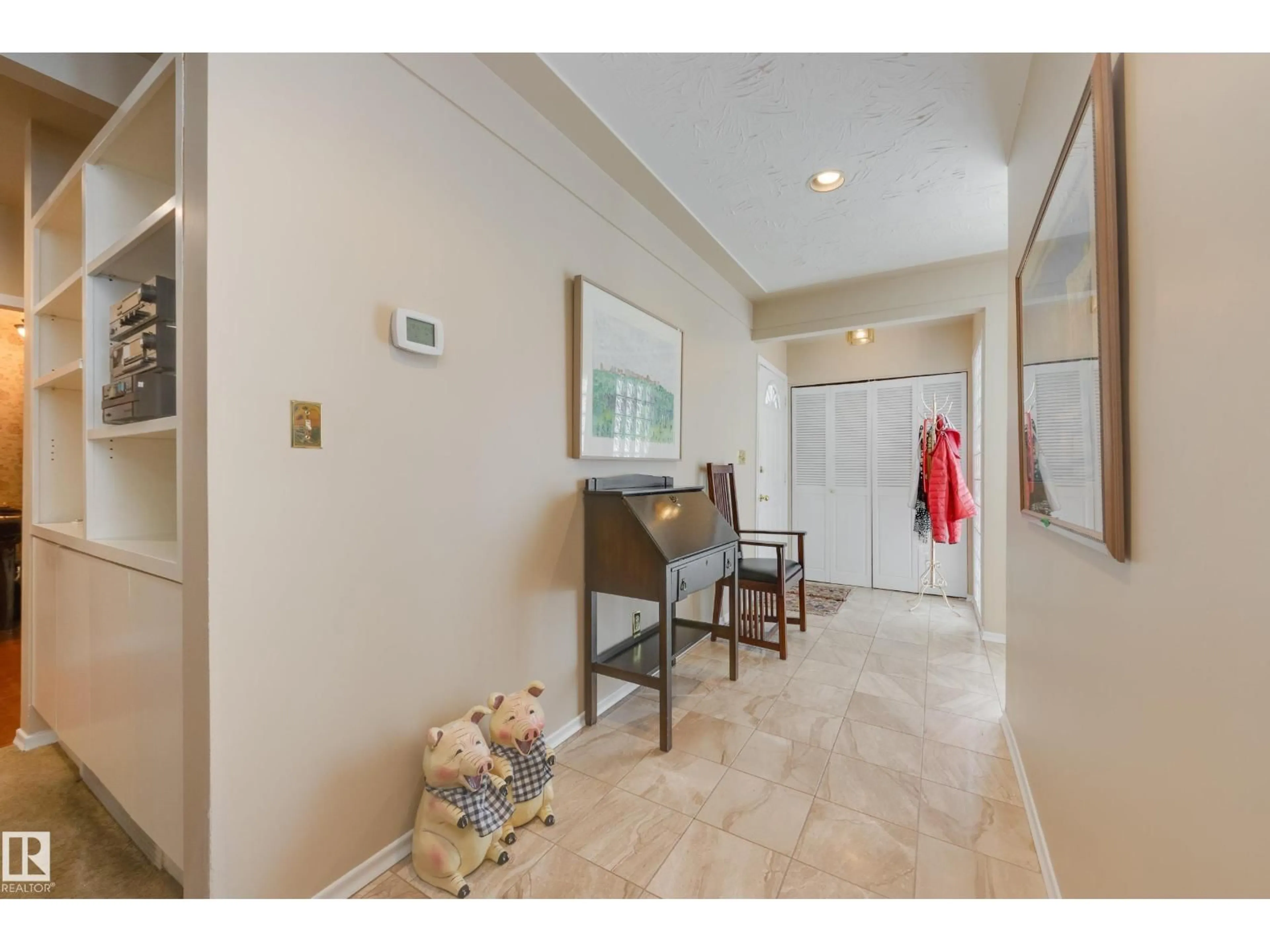 Indoor foyer for 8444 118 ST NW, Edmonton Alberta T6G1T3