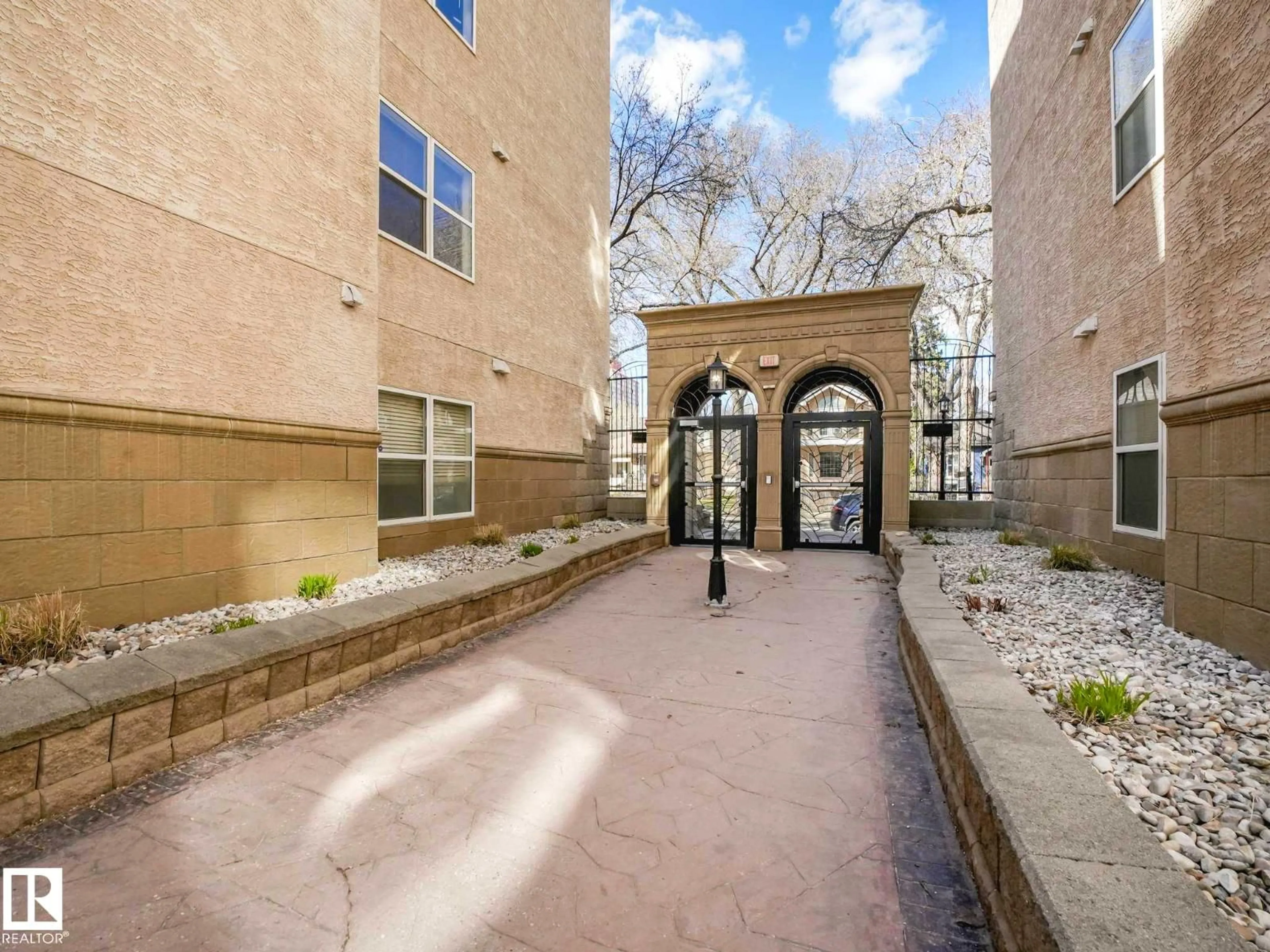 Indoor foyer for #112 - 11039 83 AV, Edmonton Alberta T6G2V6