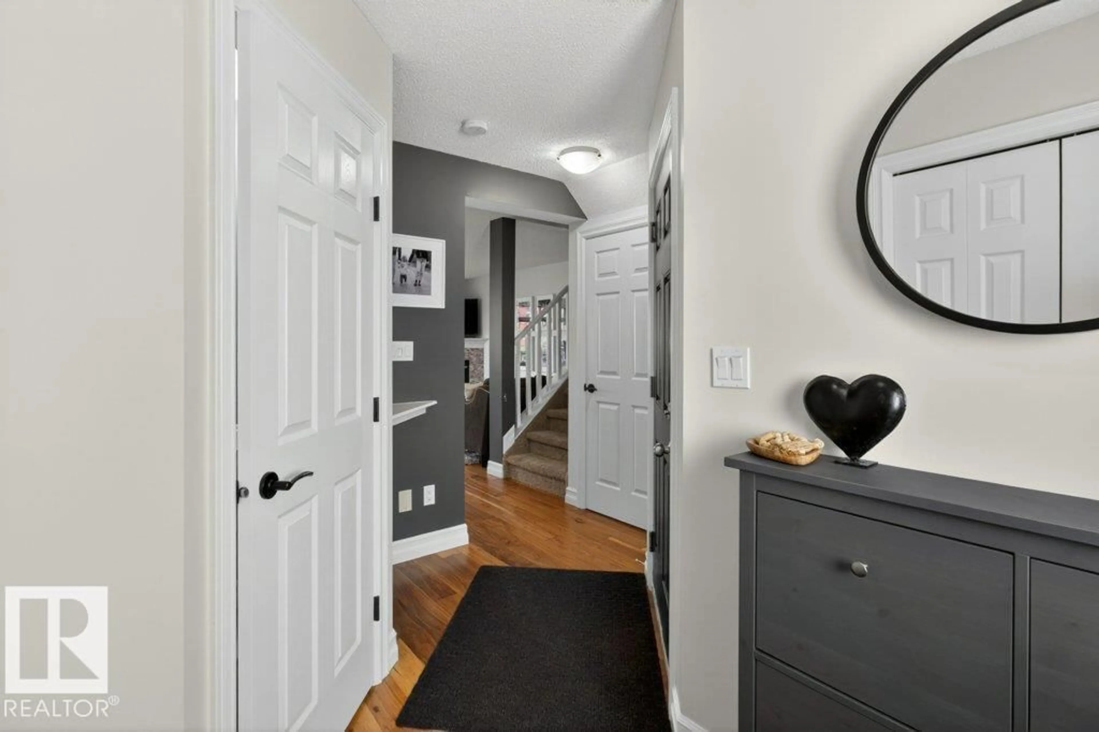 Indoor entryway for 85 219 CHARLOTTE WY, Sherwood Park Alberta T8H0T3