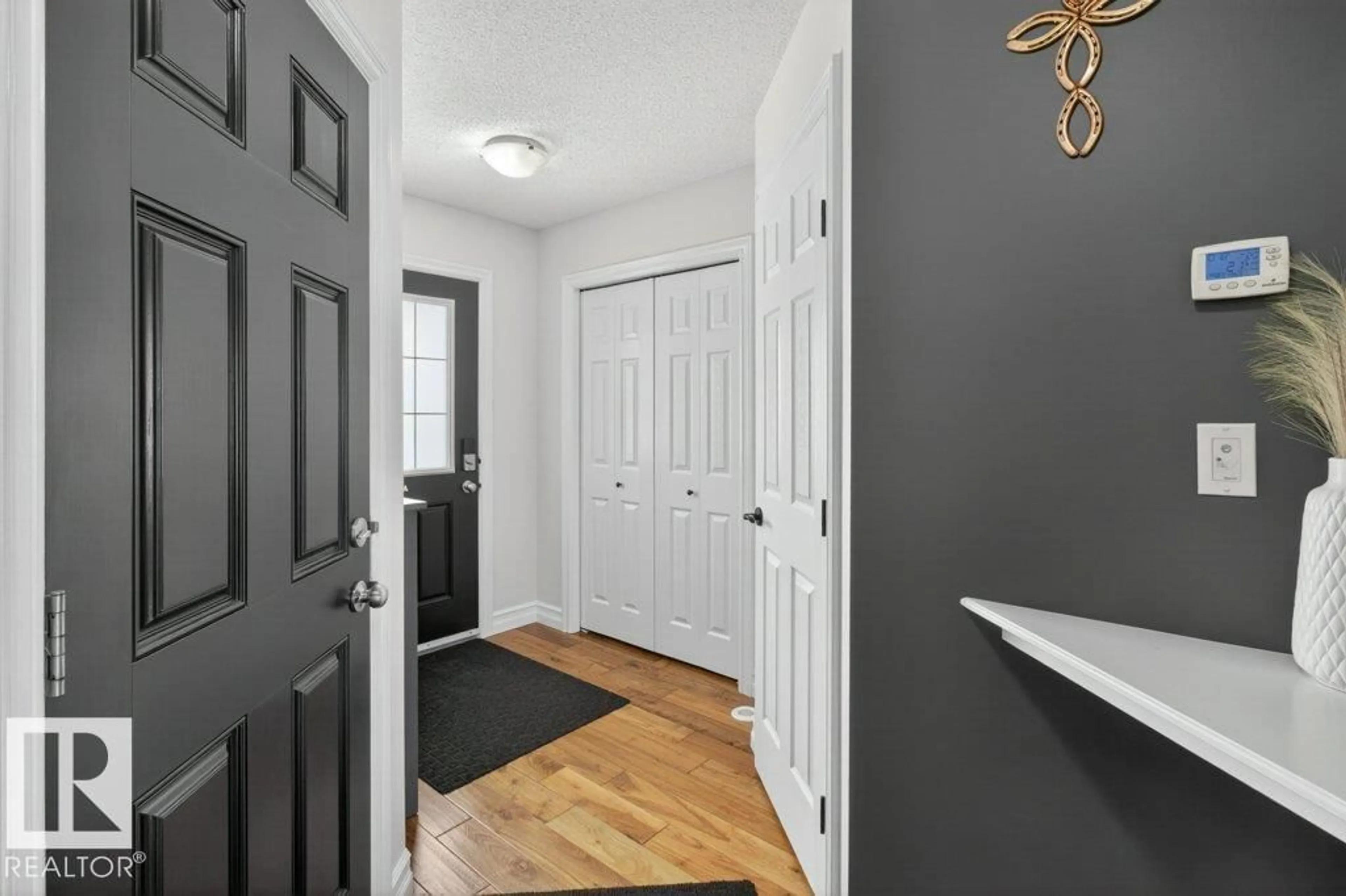 Indoor entryway for 85 219 CHARLOTTE WY, Sherwood Park Alberta T8H0T3