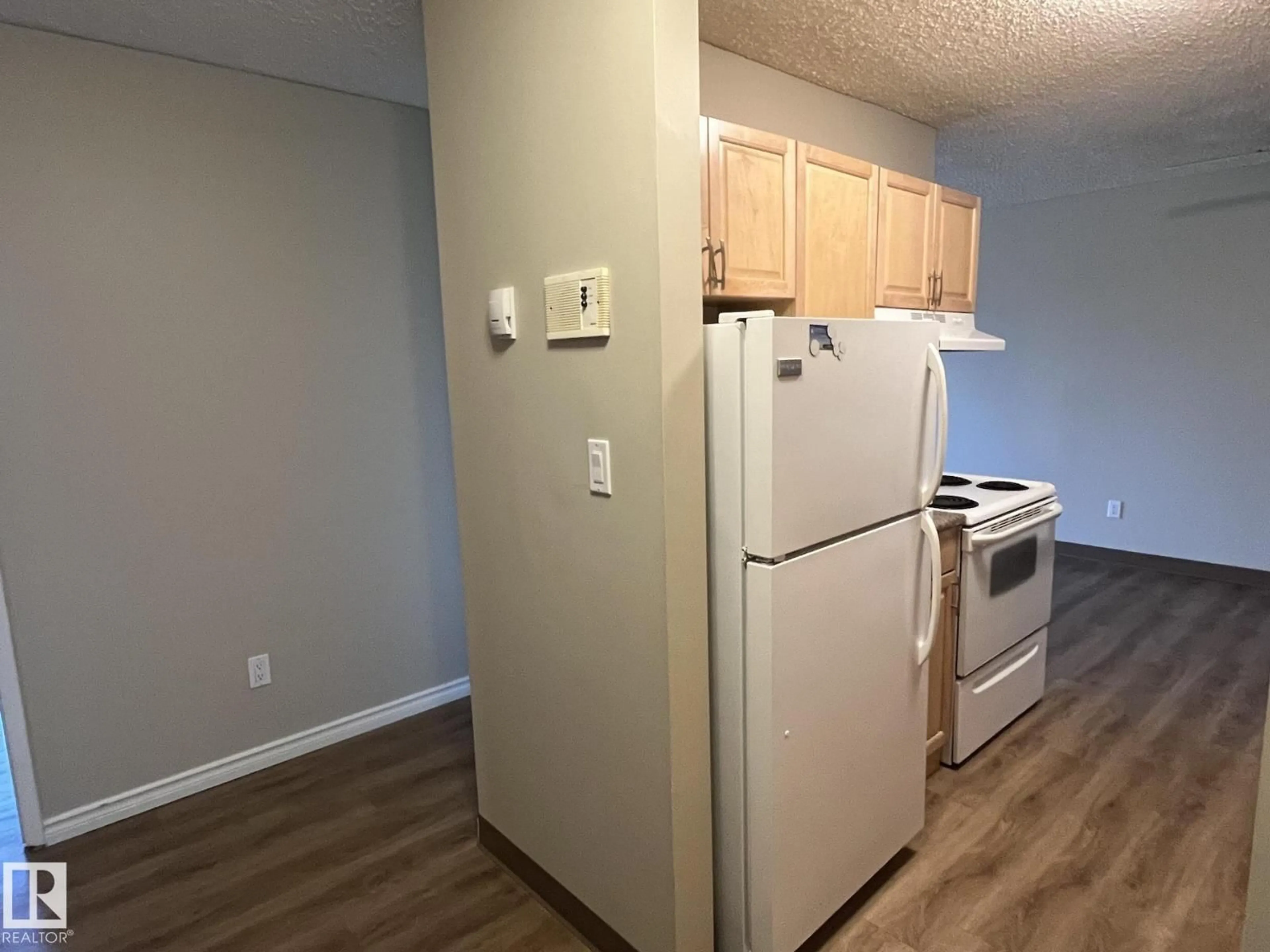 Standard kitchen, unknown for 205 BROWN ST, Stony Plain Alberta T7Z1P2