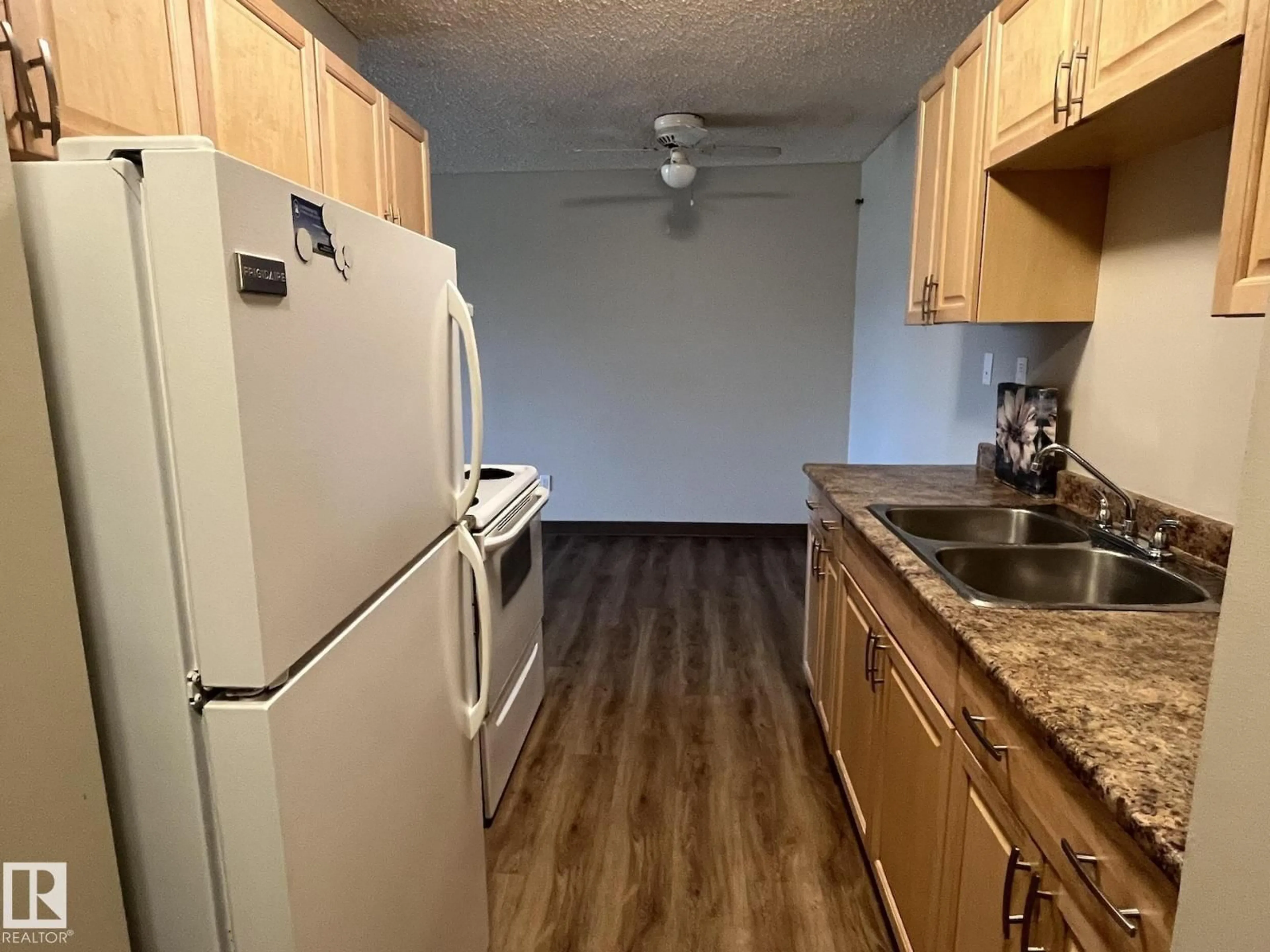 Standard kitchen, unknown for 205 BROWN ST, Stony Plain Alberta T7Z1P2