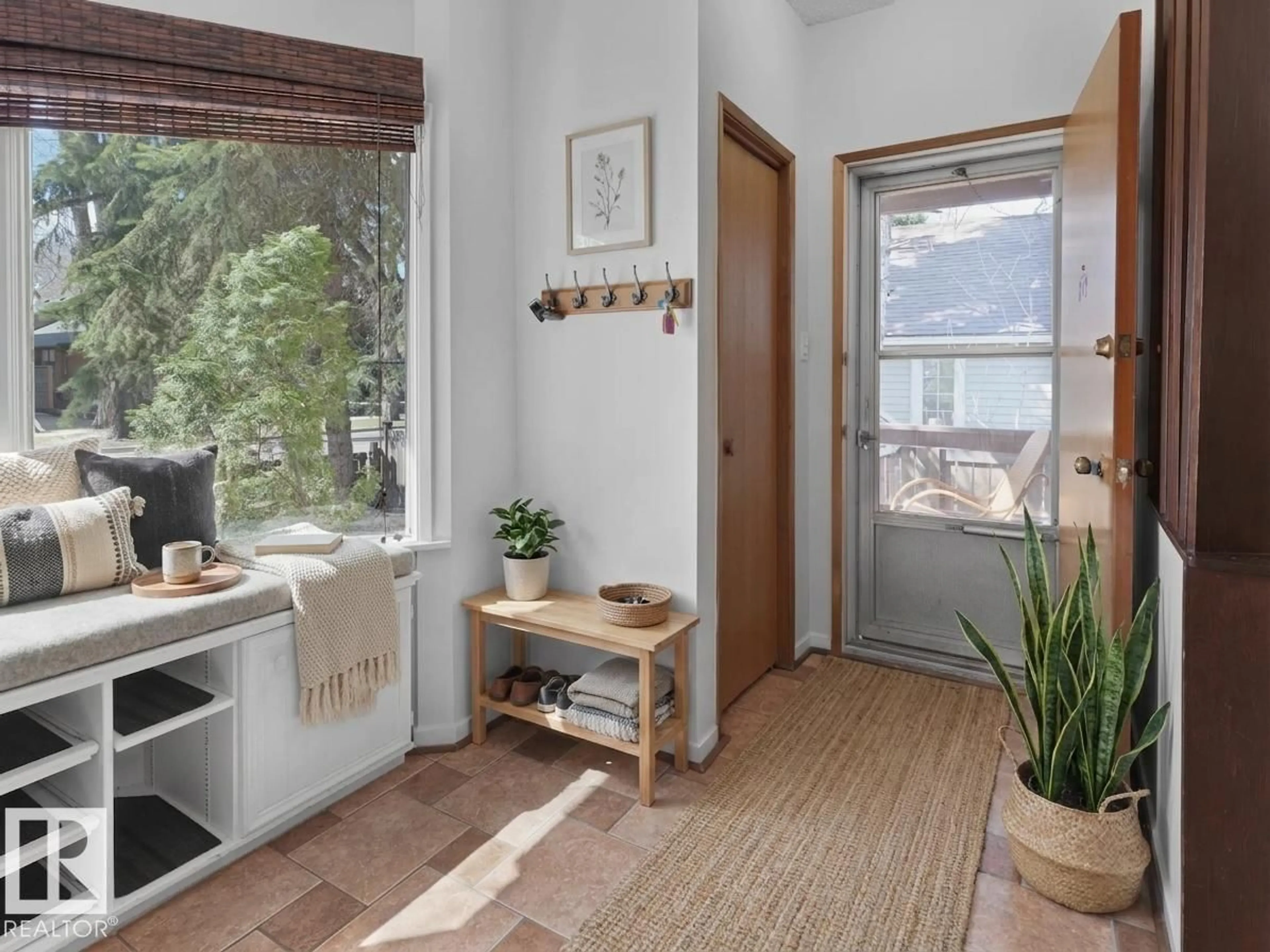 Indoor entryway for NW - 9808 90 AV, Edmonton Alberta T6E2T1
