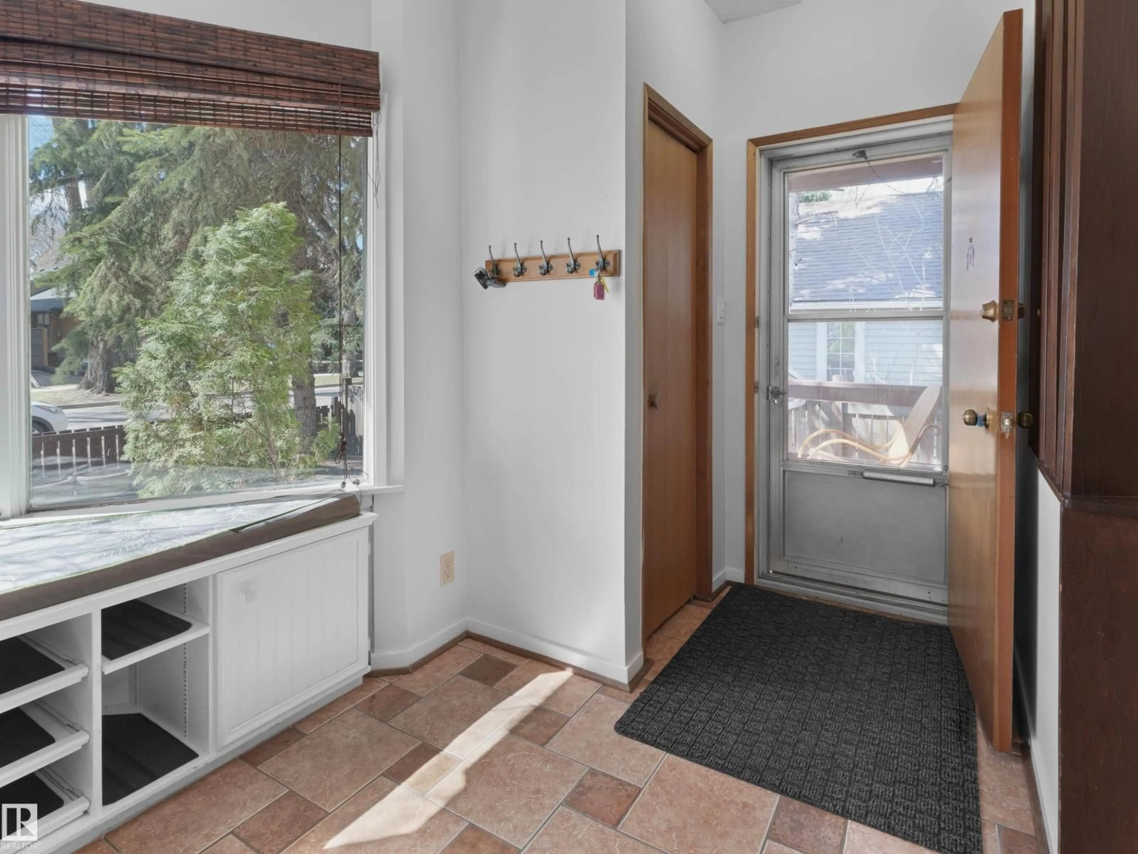 Indoor entryway for NW - 9808 90 AV, Edmonton Alberta T6E2T1