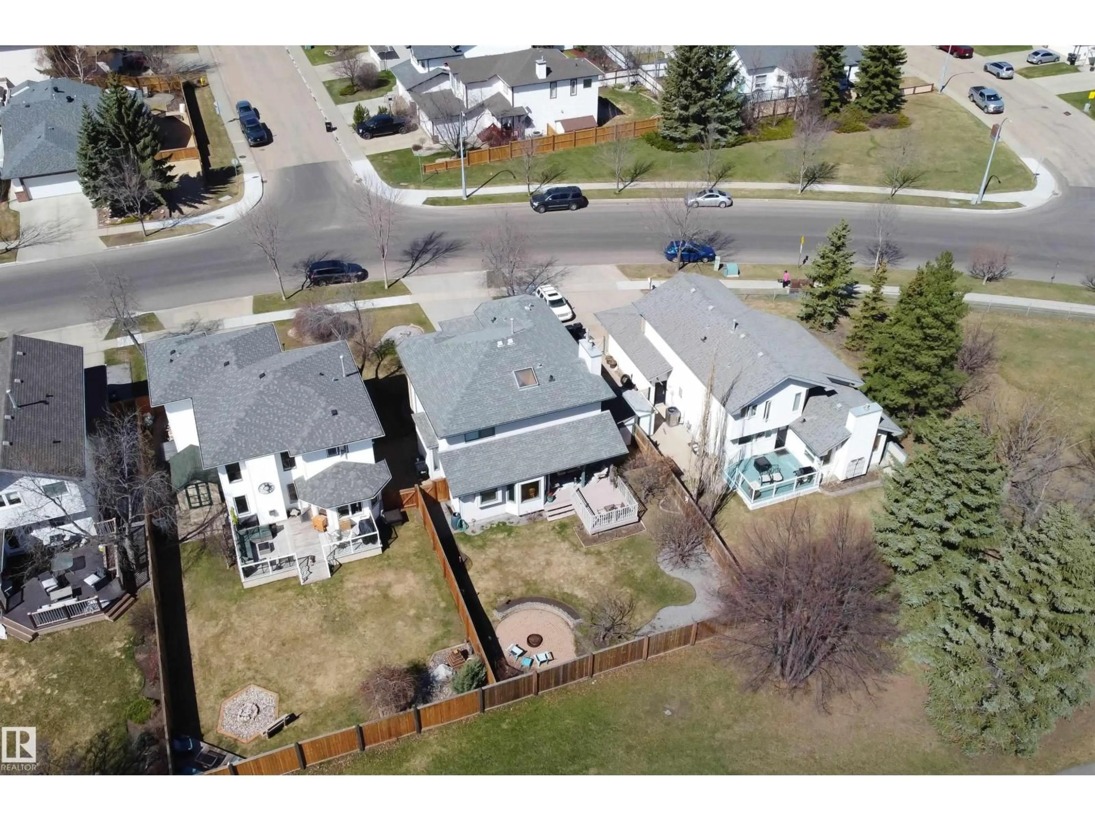 A pic from outside/outdoor area/front of a property/back of a property/a pic from drone, street for 687 MEADOWVIEW DR, Sherwood Park Alberta T8H1W4