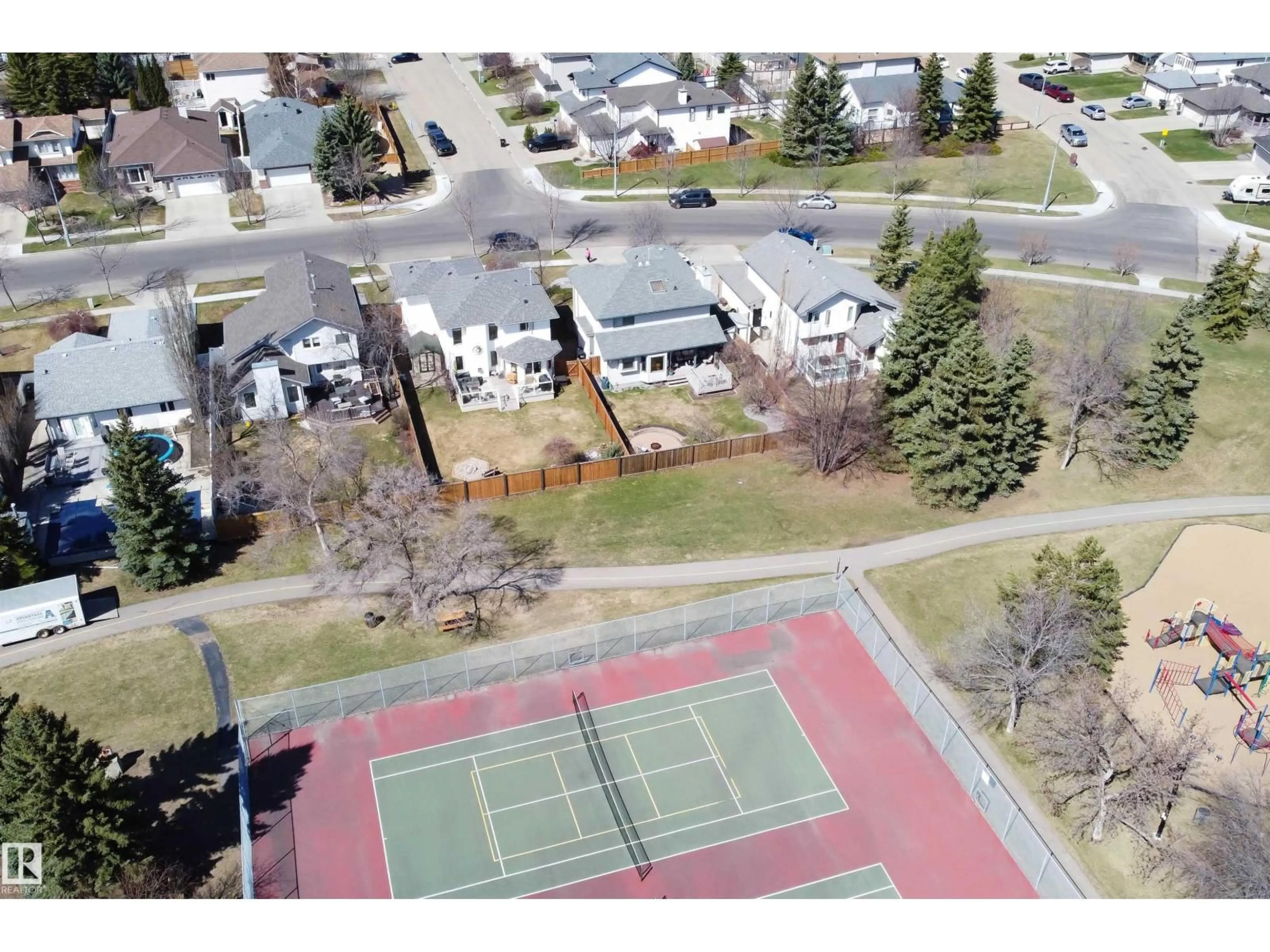 A pic from outside/outdoor area/front of a property/back of a property/a pic from drone, unknown for 687 MEADOWVIEW DR, Sherwood Park Alberta T8H1W4