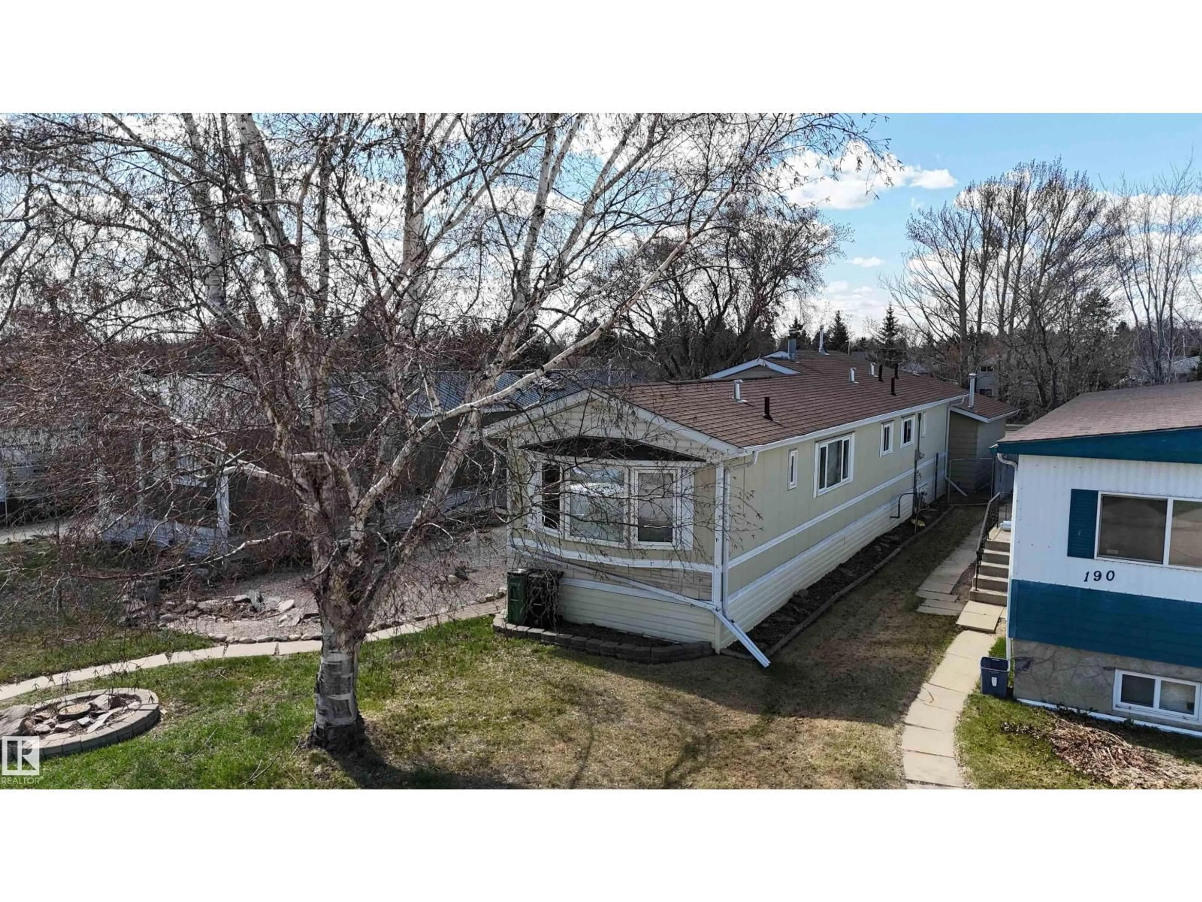 A pic from outside/outdoor area/front of a property/back of a property/a pic from drone, water/lake/river/ocean view for 192 LEE RIDGE RD, Edmonton Alberta T6K0M9