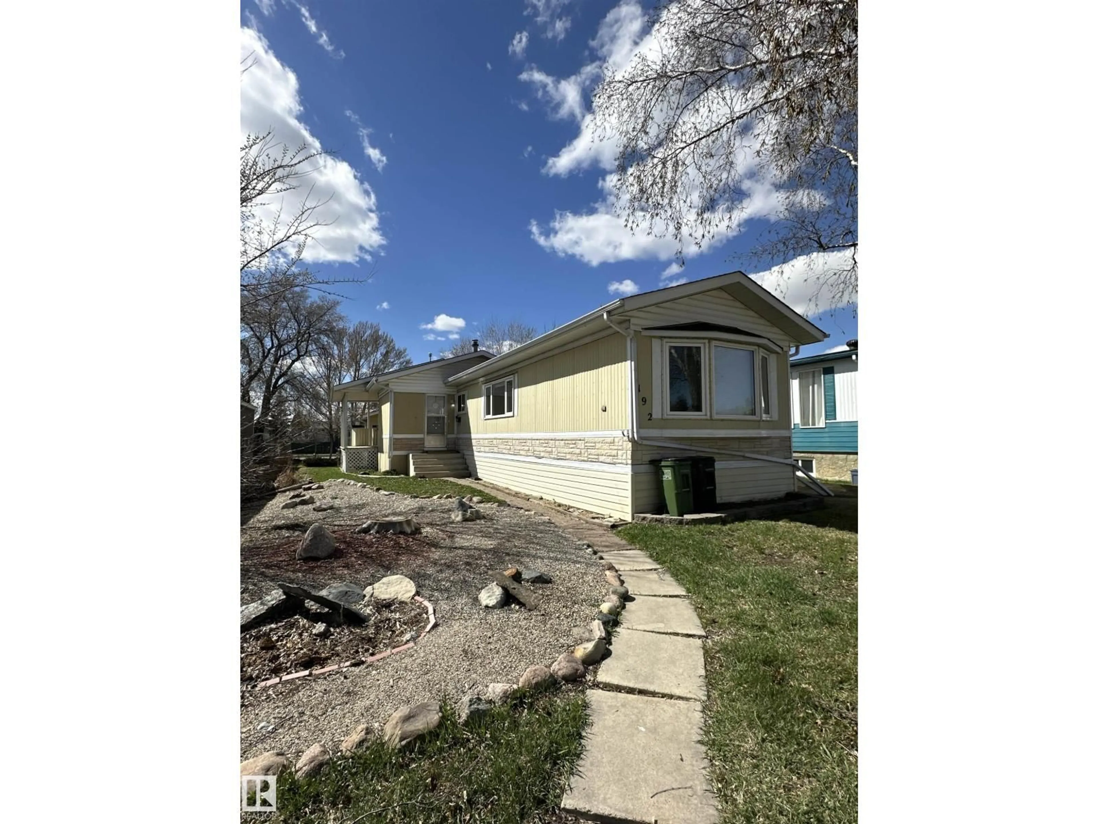 A pic from outside/outdoor area/front of a property/back of a property/a pic from drone, unknown for 192 LEE RIDGE RD, Edmonton Alberta T6K0M9