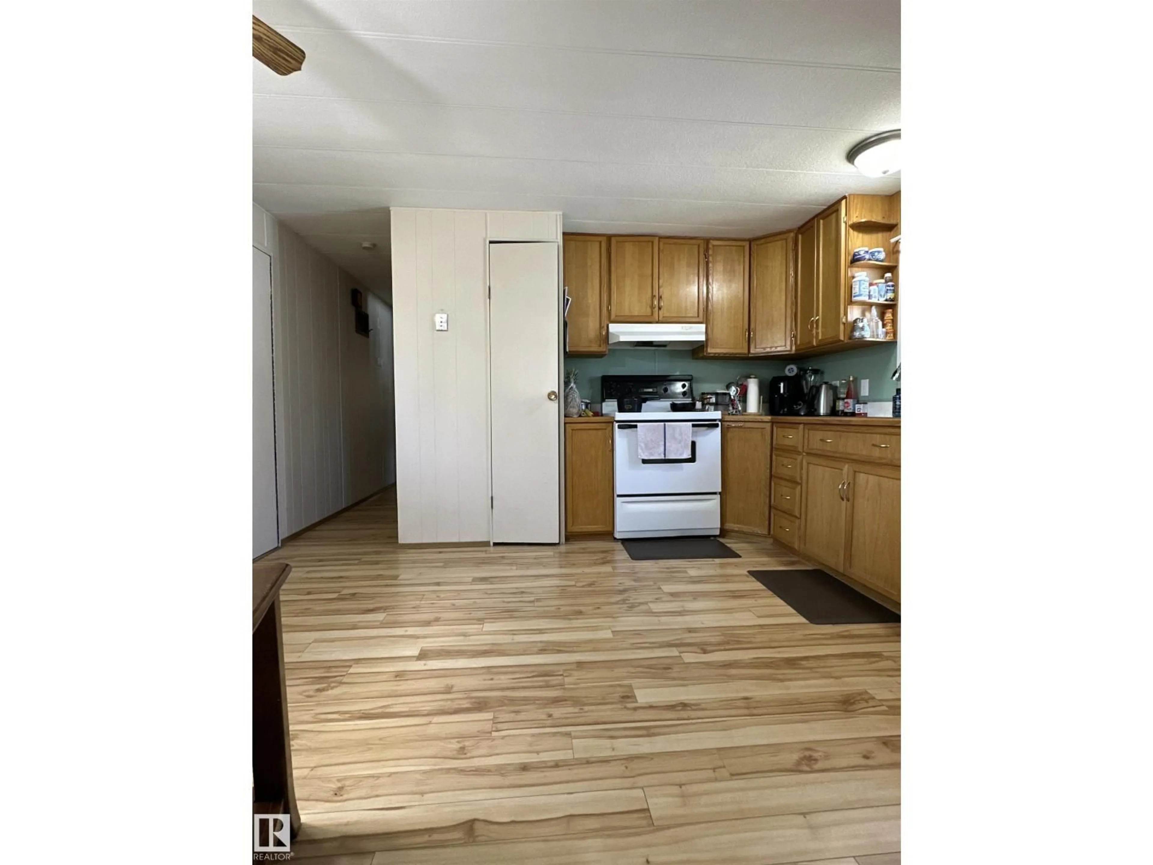 Standard kitchen, wood/laminate floor for 192 LEE RIDGE RD, Edmonton Alberta T6K0M9