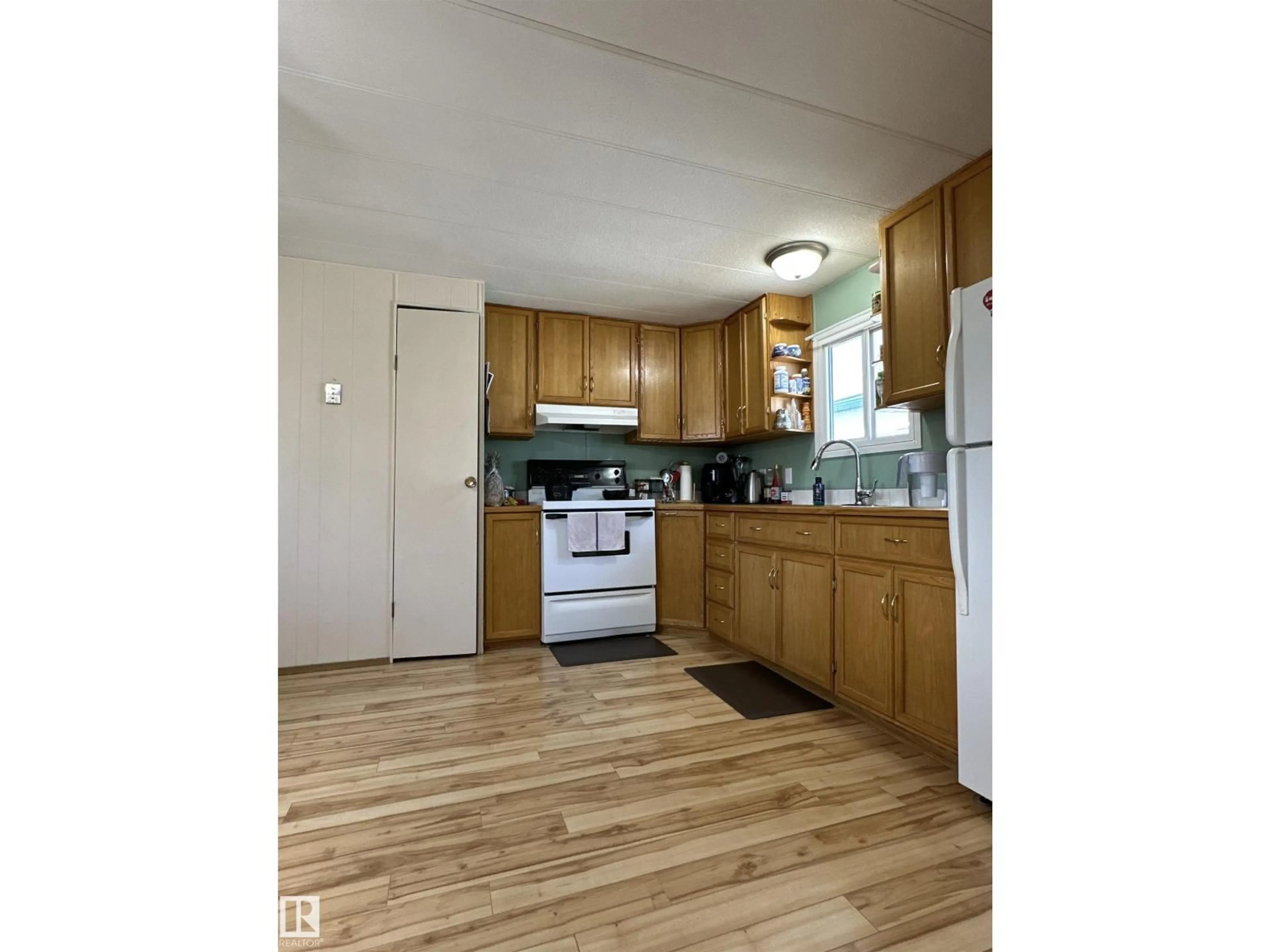 Standard kitchen, wood/laminate floor for 192 LEE RIDGE RD, Edmonton Alberta T6K0M9