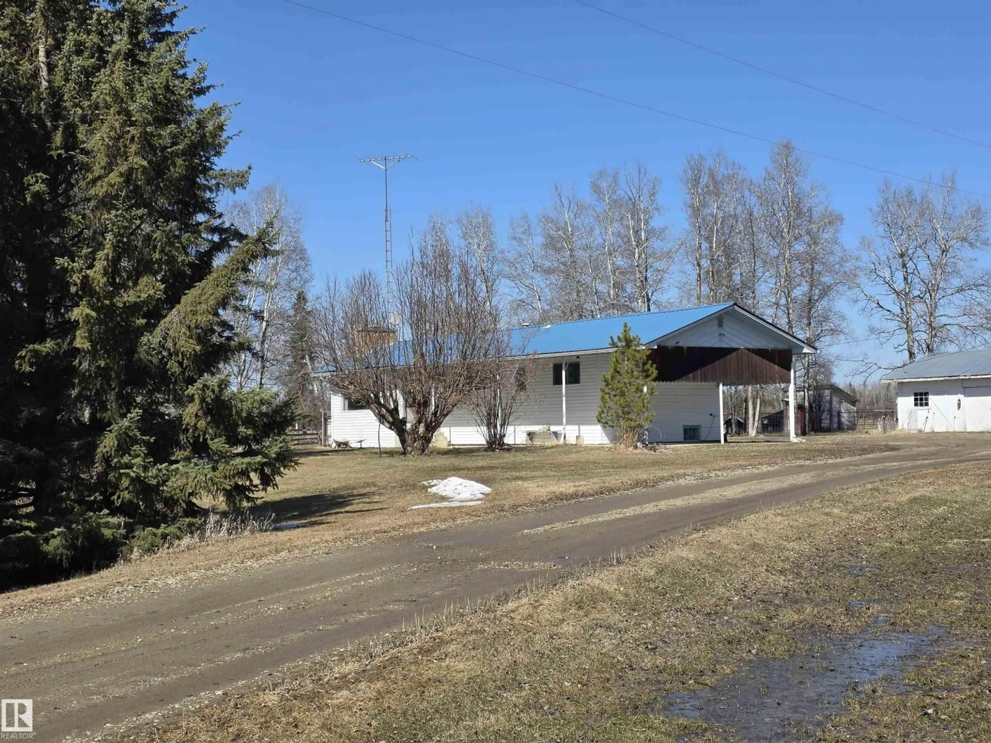A pic from outside/outdoor area/front of a property/back of a property/a pic from drone, street for 8118 HWY 620, Rural Brazeau County Alberta T7A2A1