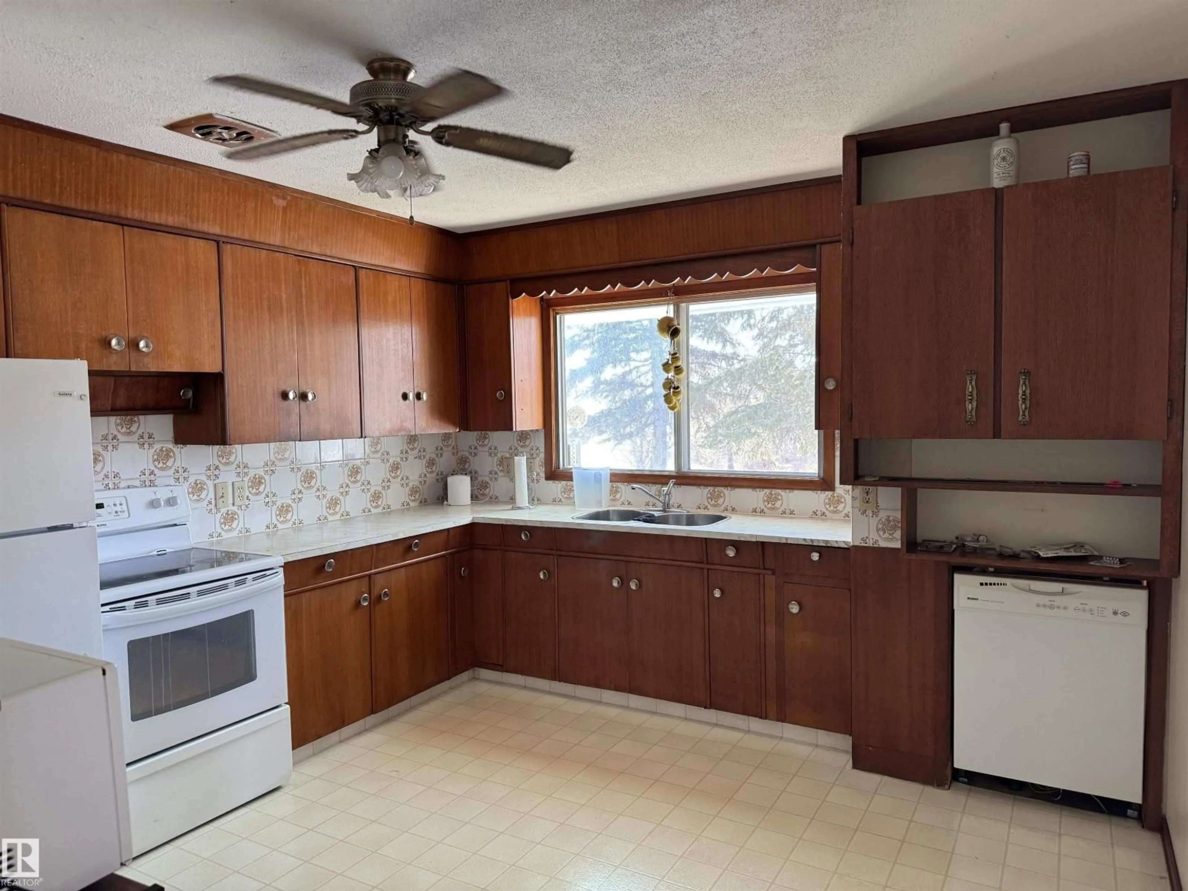 Standard kitchen, unknown for 8118 HWY 620, Rural Brazeau County Alberta T7A2A1