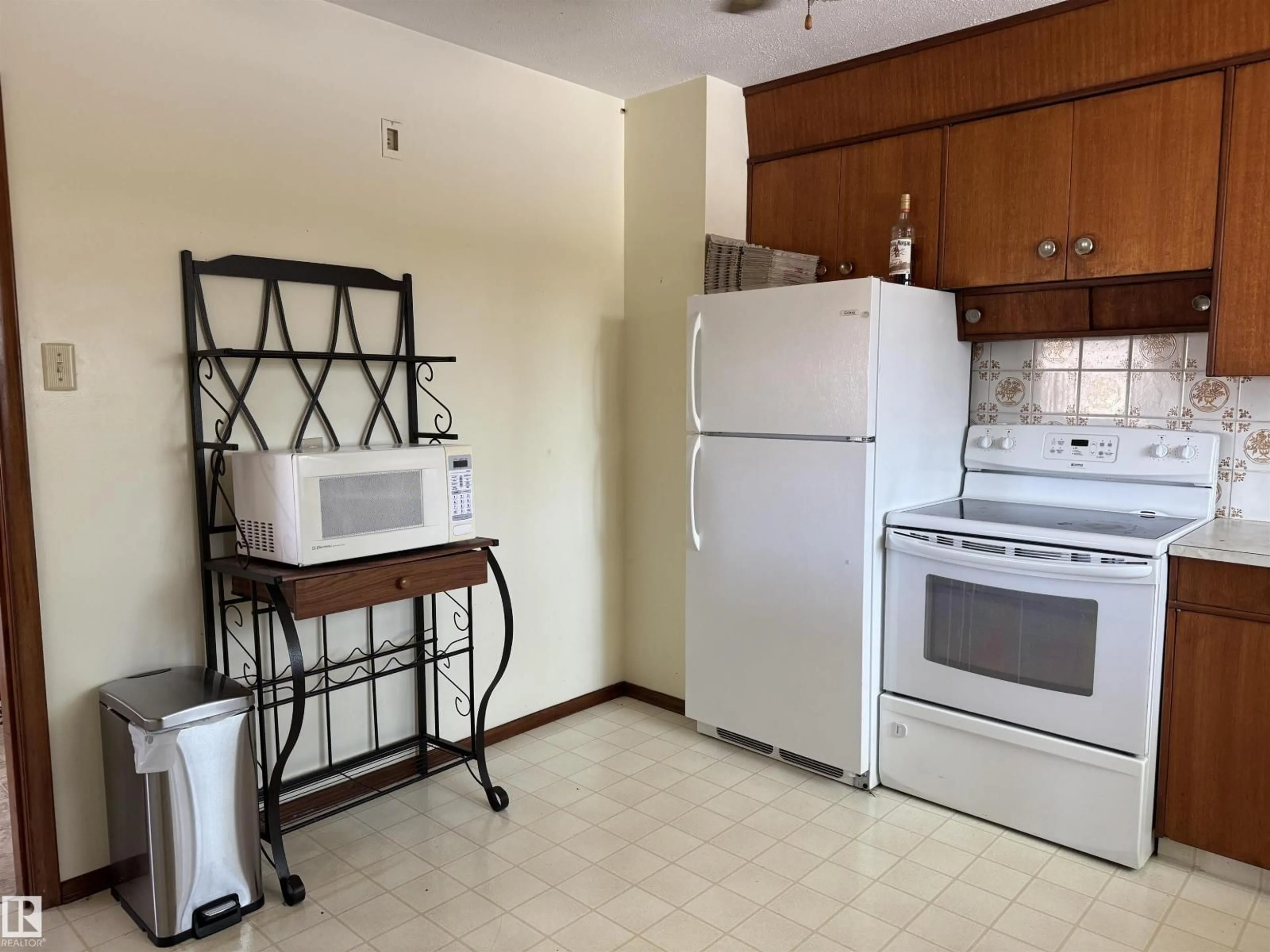 Standard kitchen, unknown for 8118 HWY 620, Rural Brazeau County Alberta T7A2A1