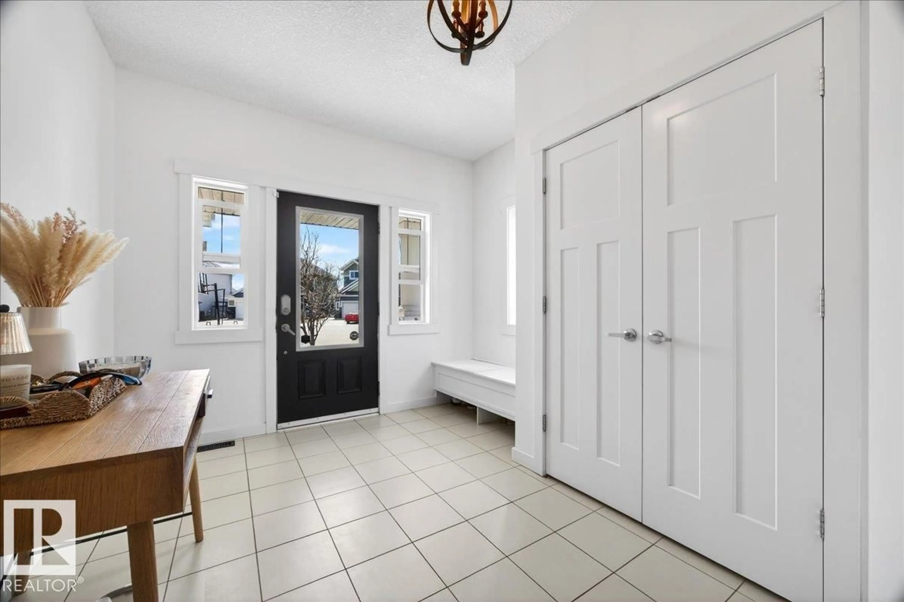 Indoor entryway for SW - 8048 18 AV, Edmonton Alberta T6X0Z8
