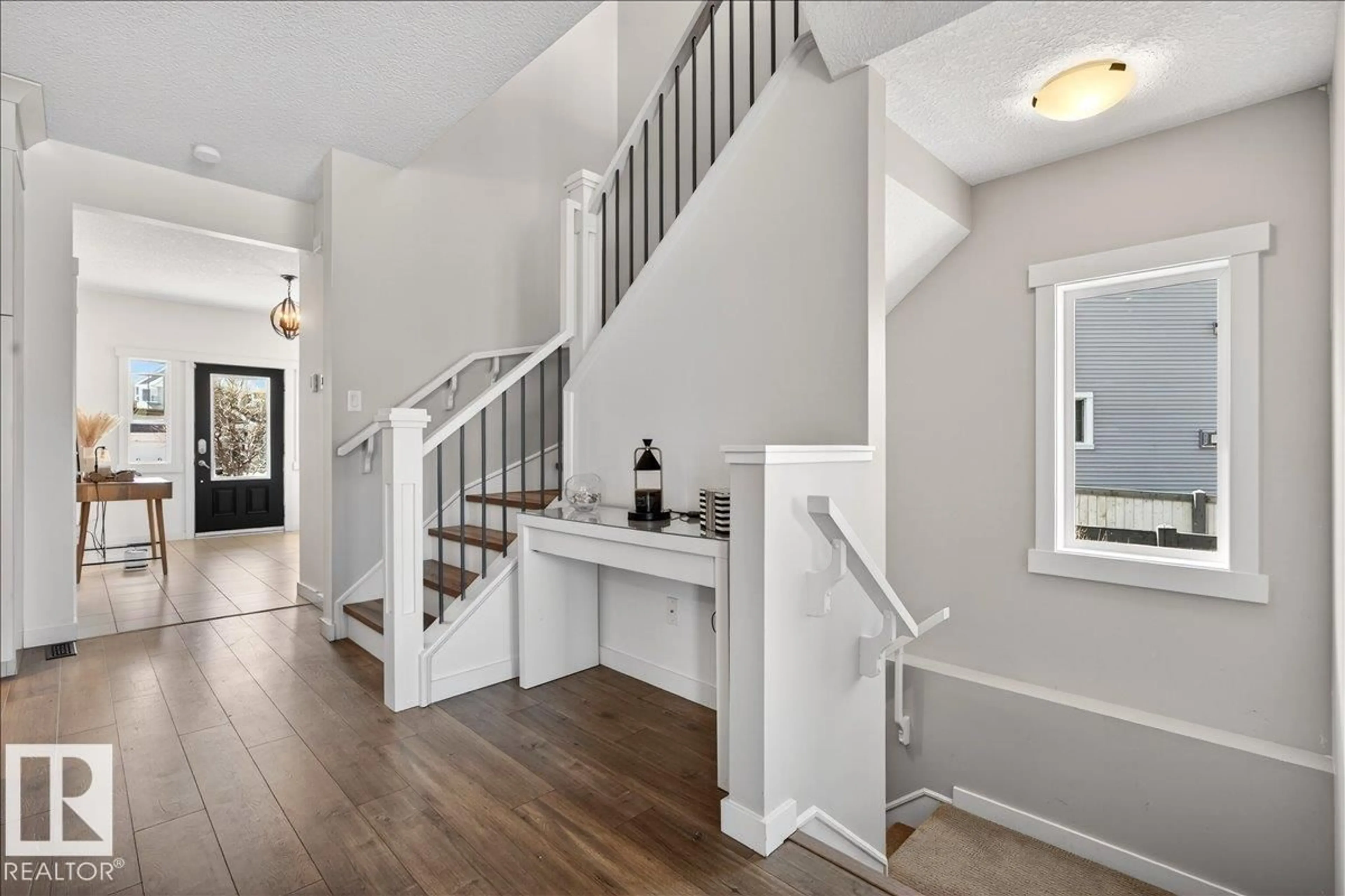 Indoor entryway for SW - 8048 18 AV, Edmonton Alberta T6X0Z8