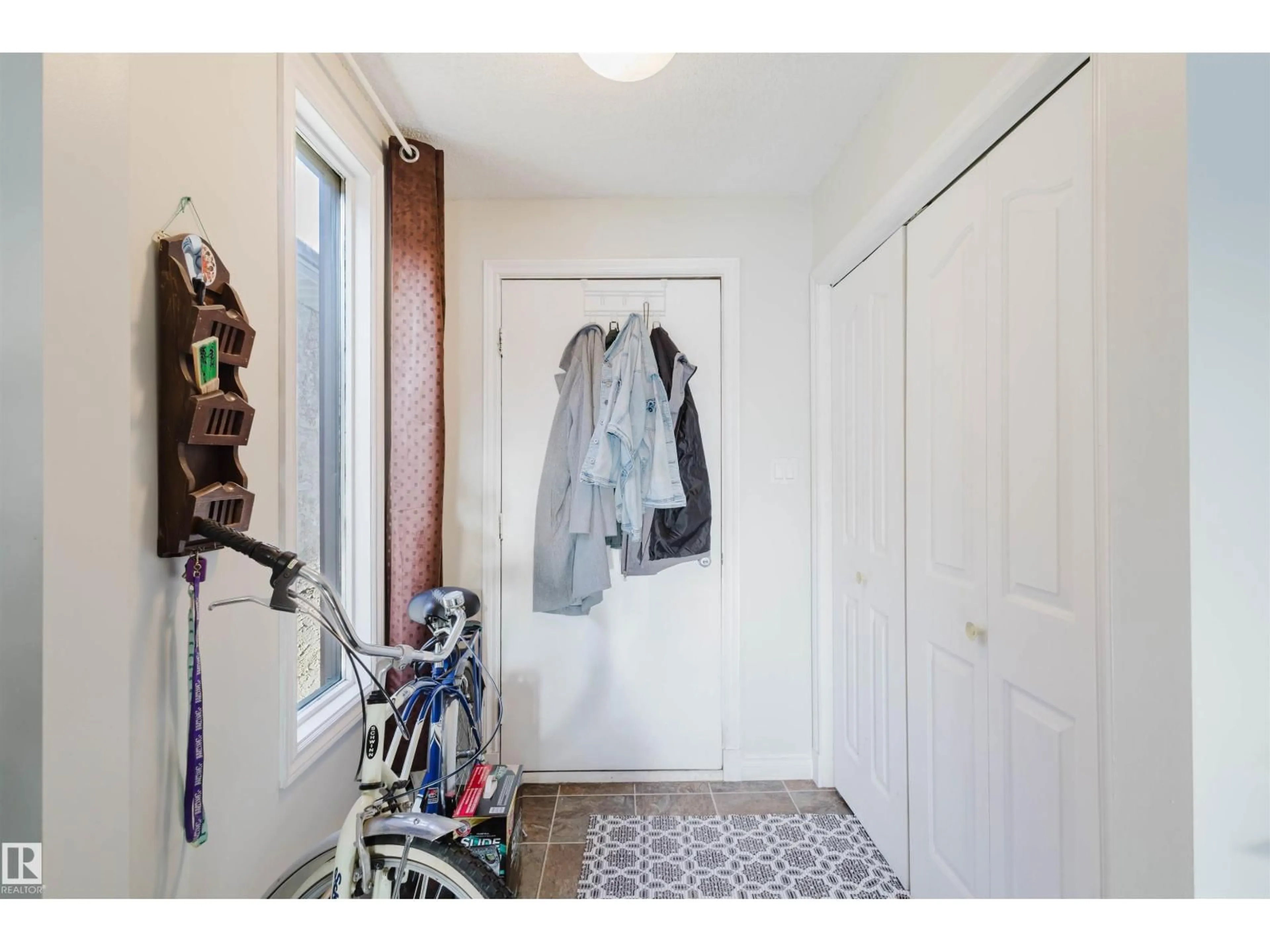 Indoor entryway for 10831 80 AV, Edmonton Alberta T6E1V9