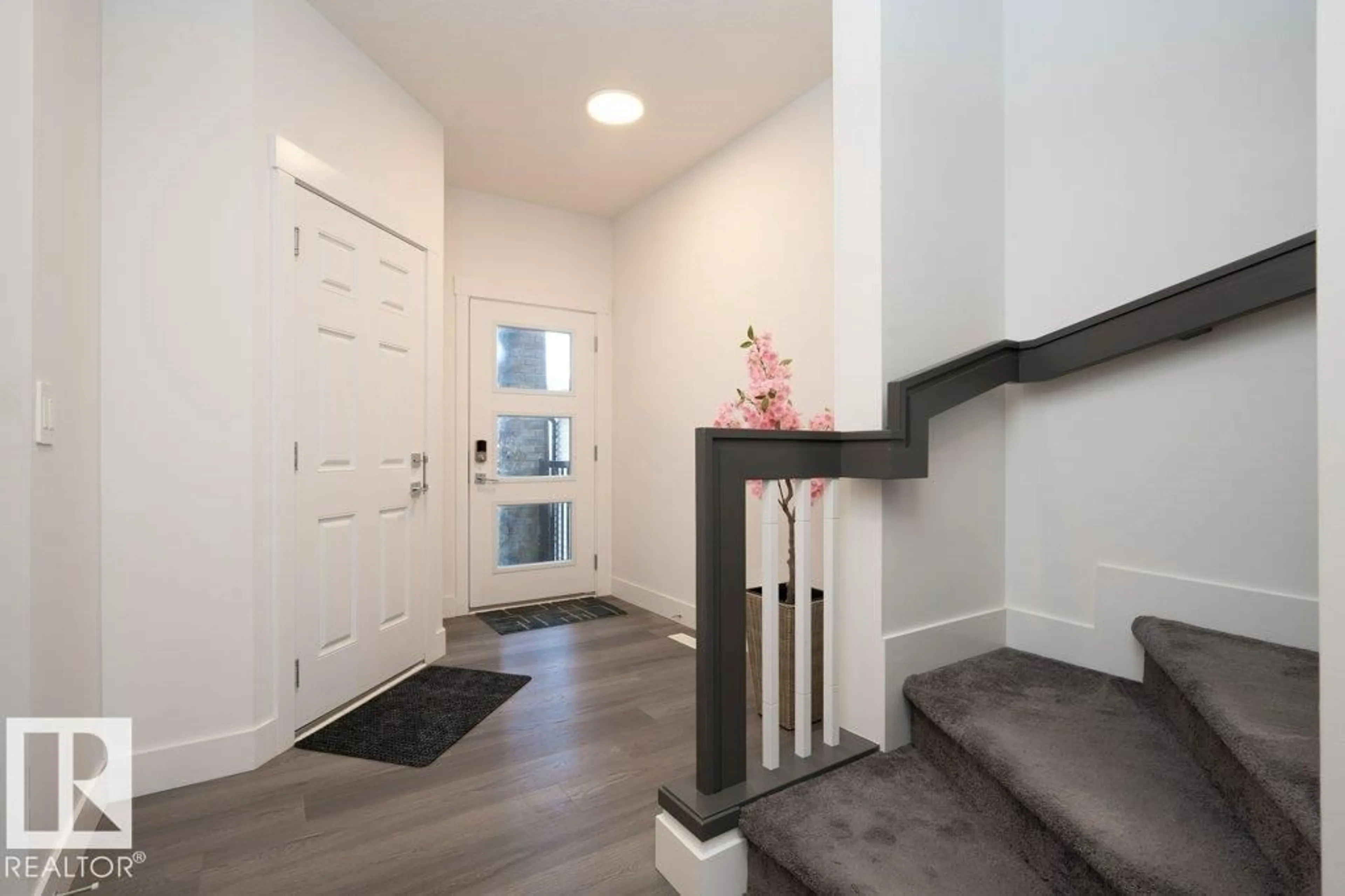 Indoor entryway for 5627 KOOTOOK PL, Edmonton Alberta T6W4Z6