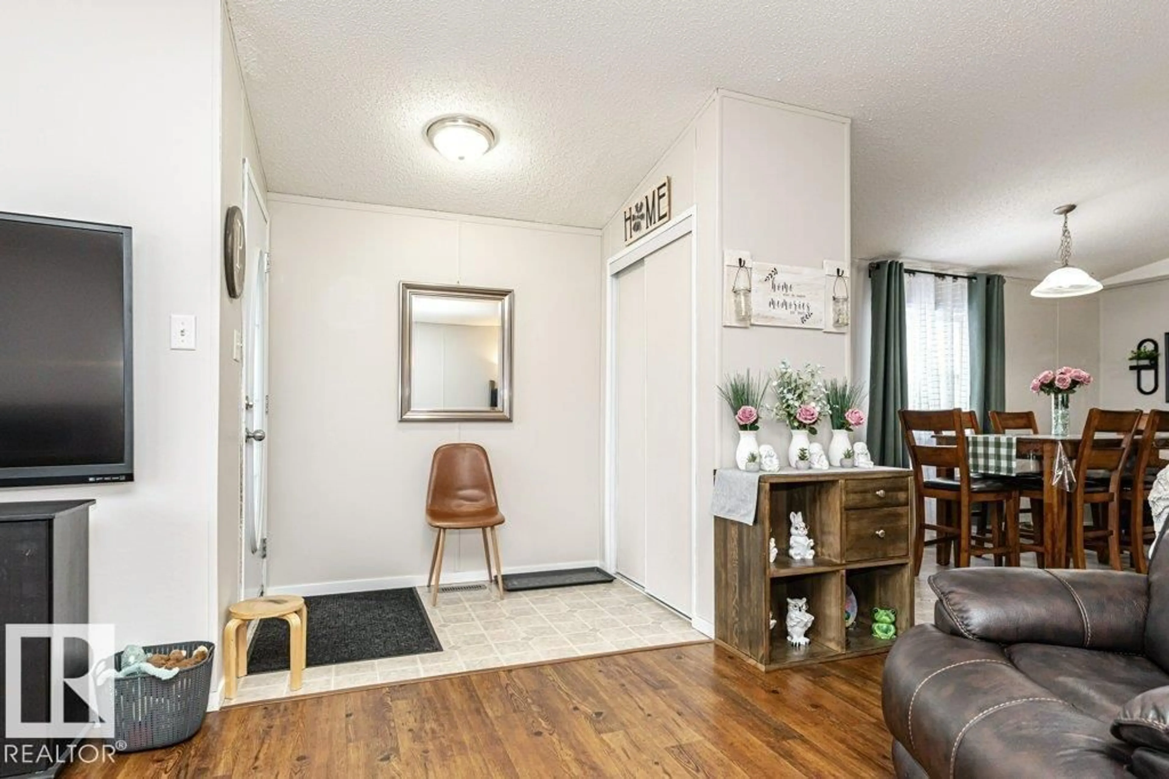 Indoor entryway for 1637 68 AV, Edmonton Alberta T6P0A4