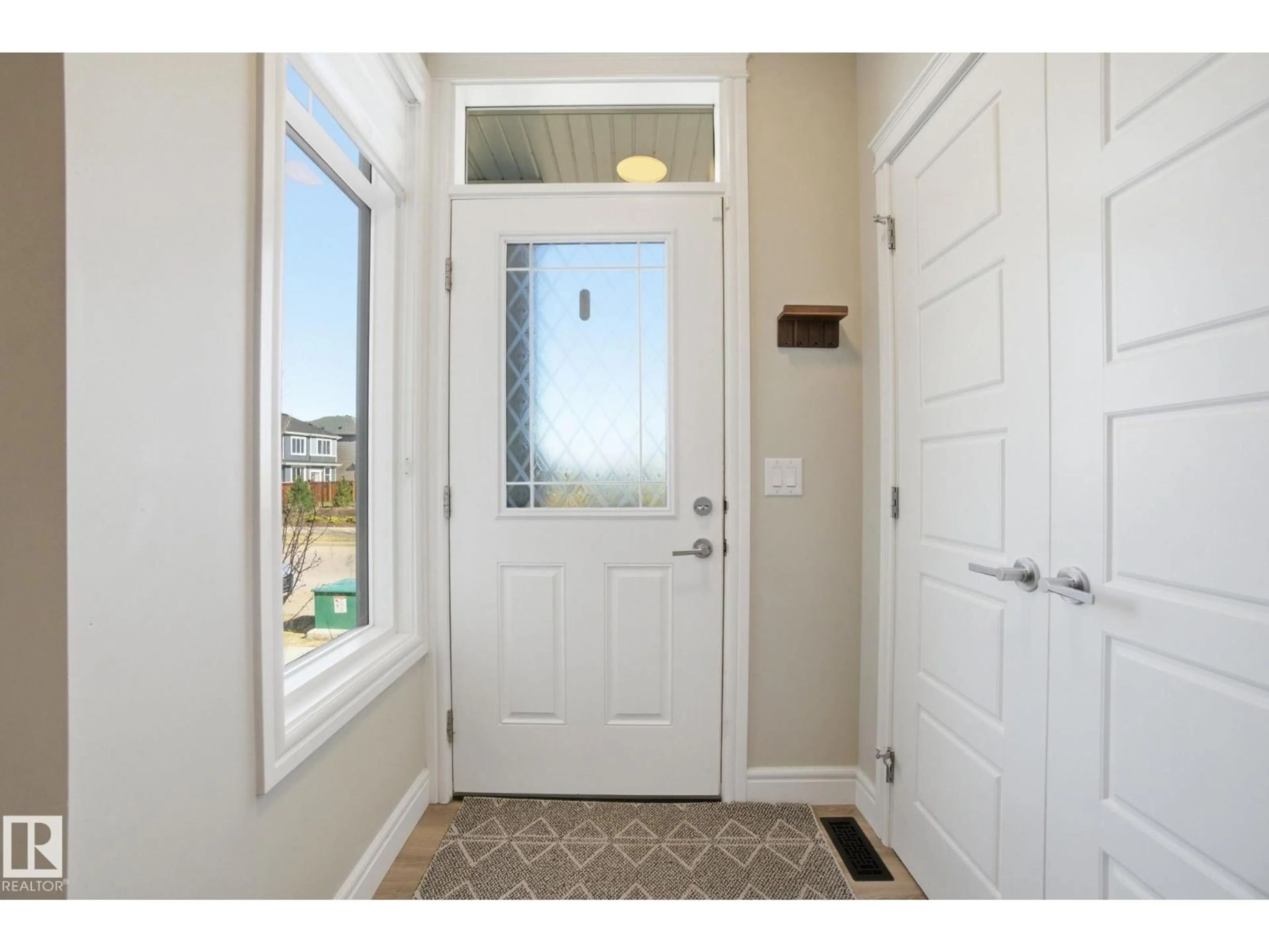 Indoor entryway for 529 GLENRIDDING RAVINE DR, Edmonton Alberta T6W4P1