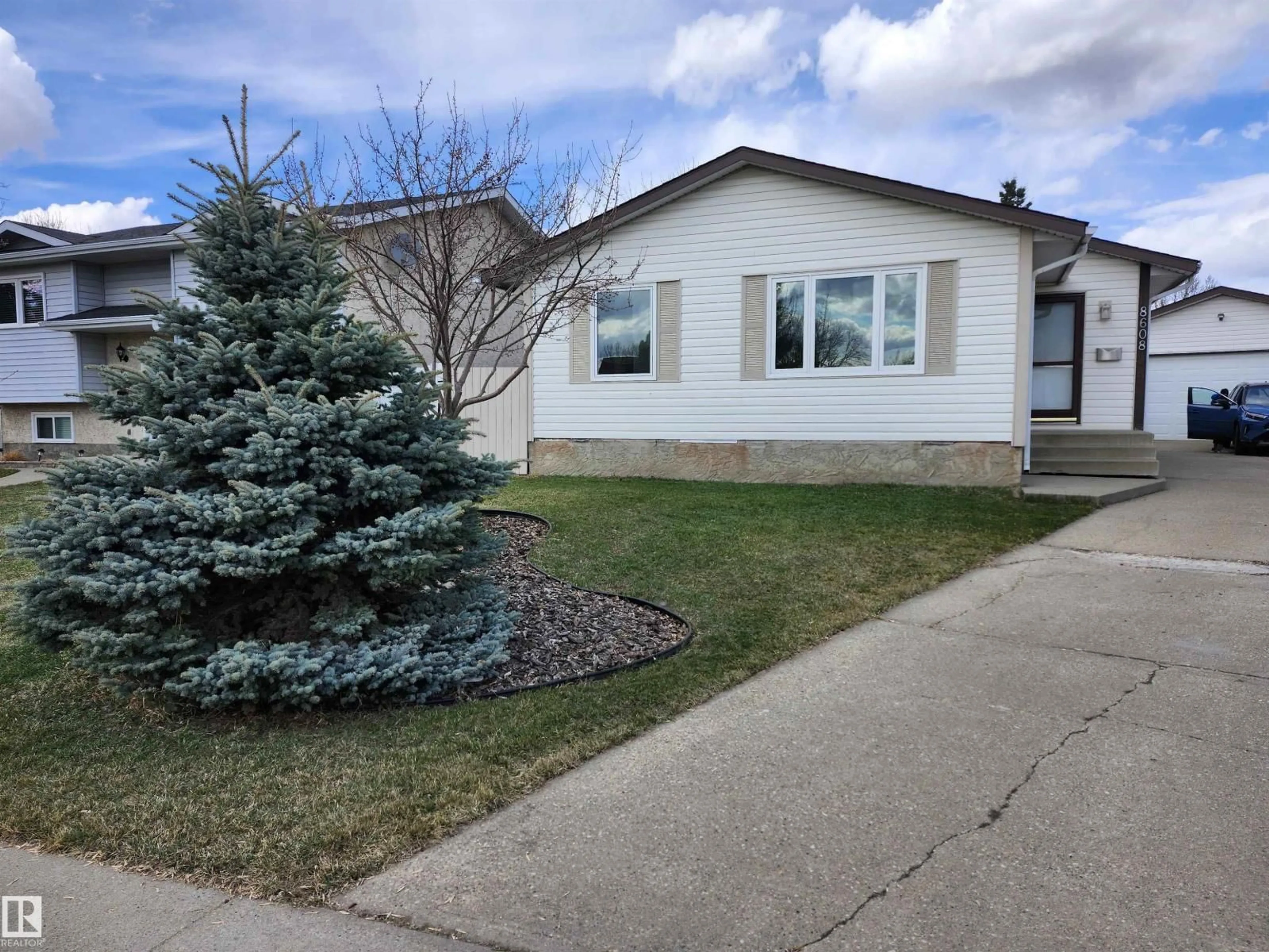 Home with vinyl exterior material, street for 8608 103, Morinville Alberta T8R1C1