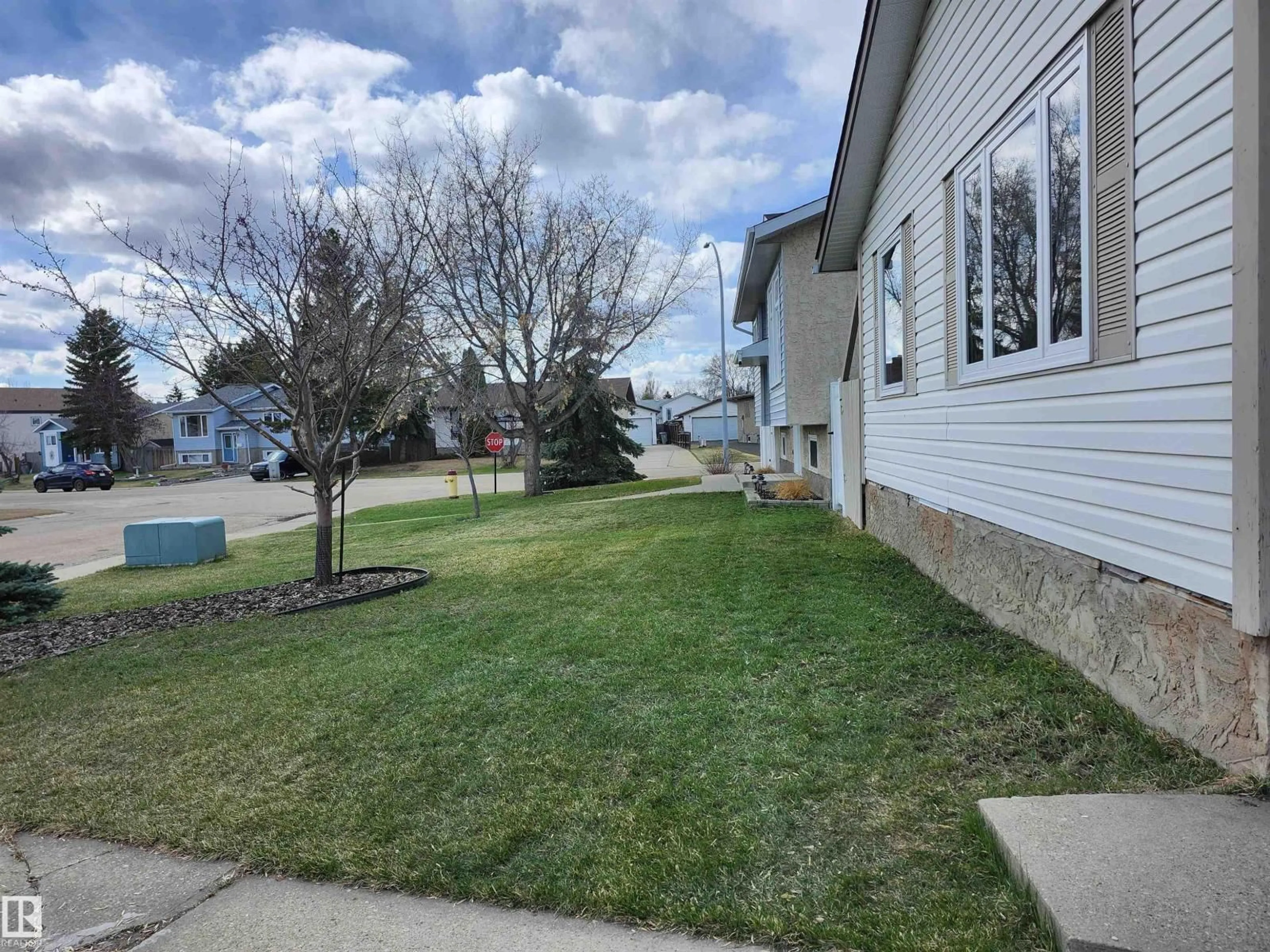 A pic from outside/outdoor area/front of a property/back of a property/a pic from drone, street for 8608 103, Morinville Alberta T8R1C1