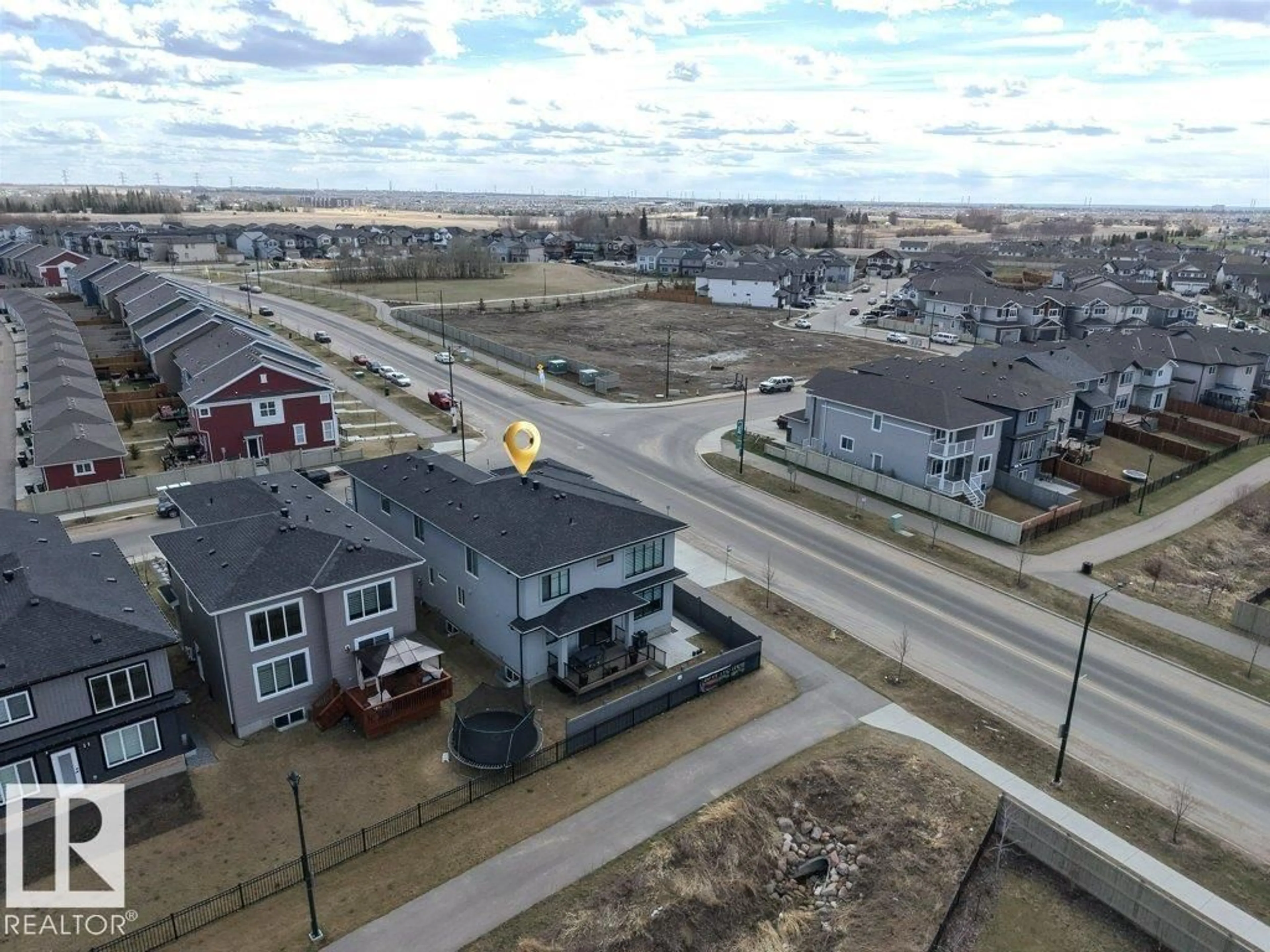 A pic from outside/outdoor area/front of a property/back of a property/a pic from drone, street for 424 33 AV, Edmonton Alberta T6T2S8