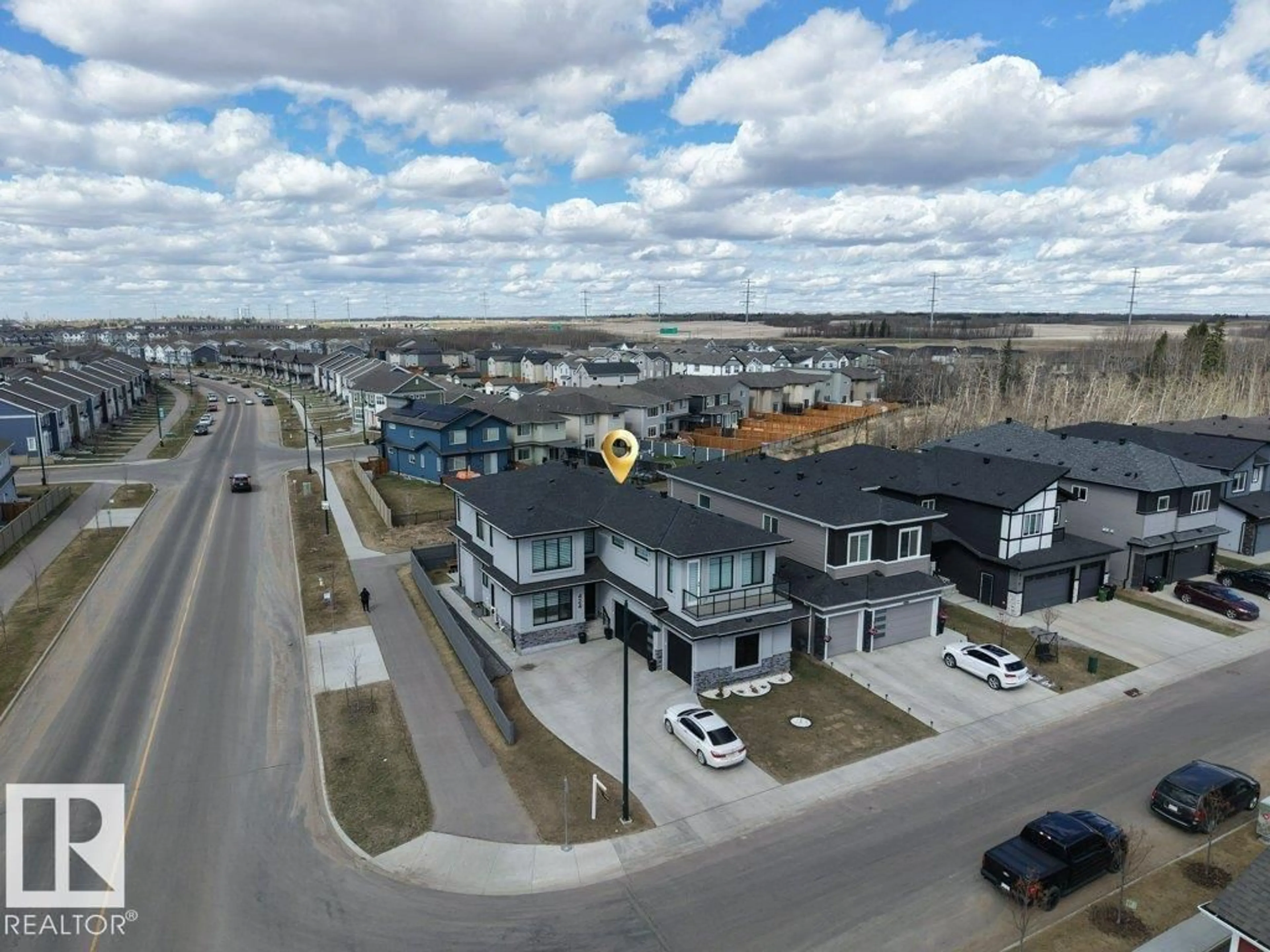 A pic from outside/outdoor area/front of a property/back of a property/a pic from drone, street for 424 33 AV, Edmonton Alberta T6T2S8
