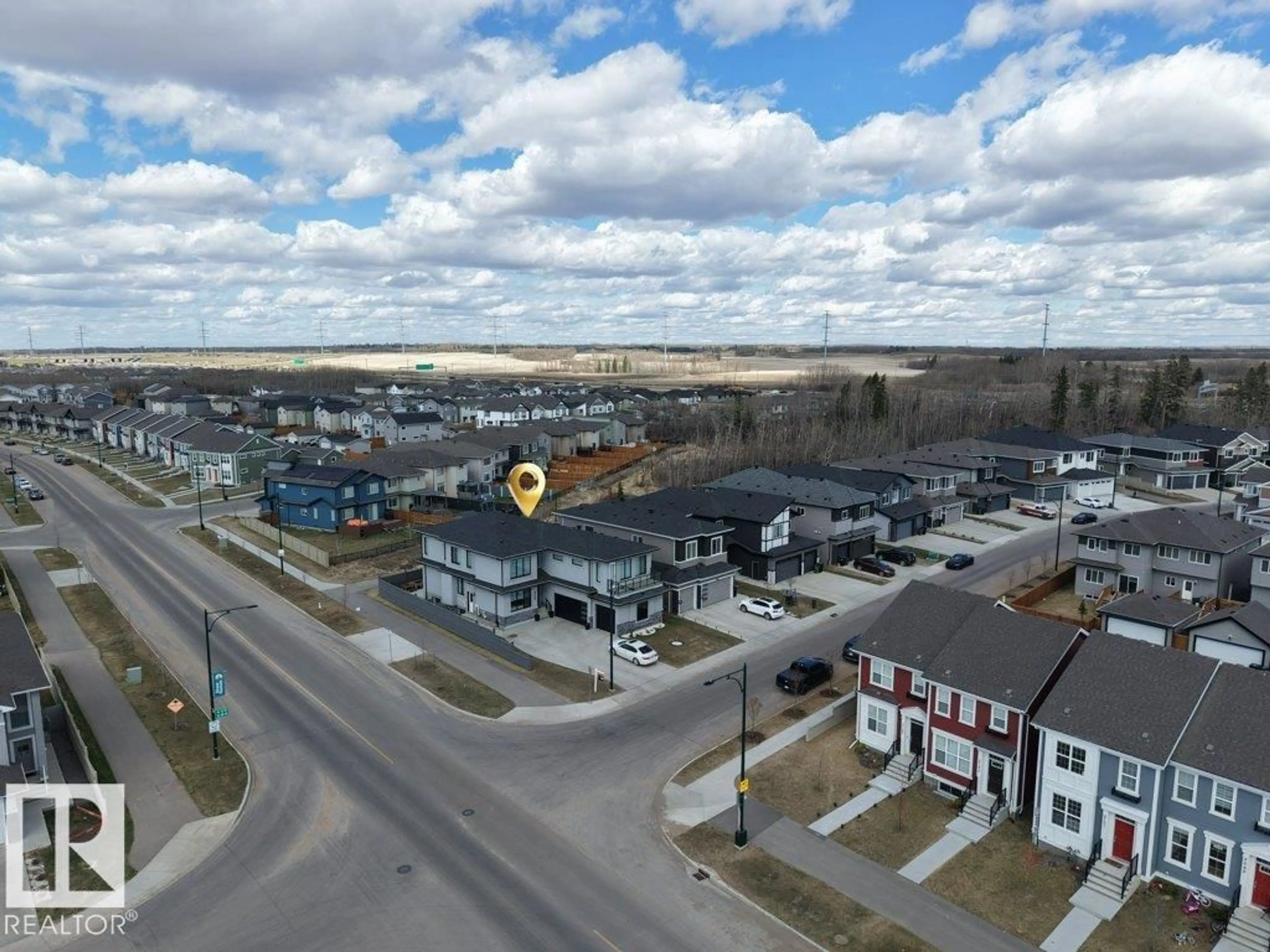 A pic from outside/outdoor area/front of a property/back of a property/a pic from drone, street for 424 33 AV, Edmonton Alberta T6T2S8