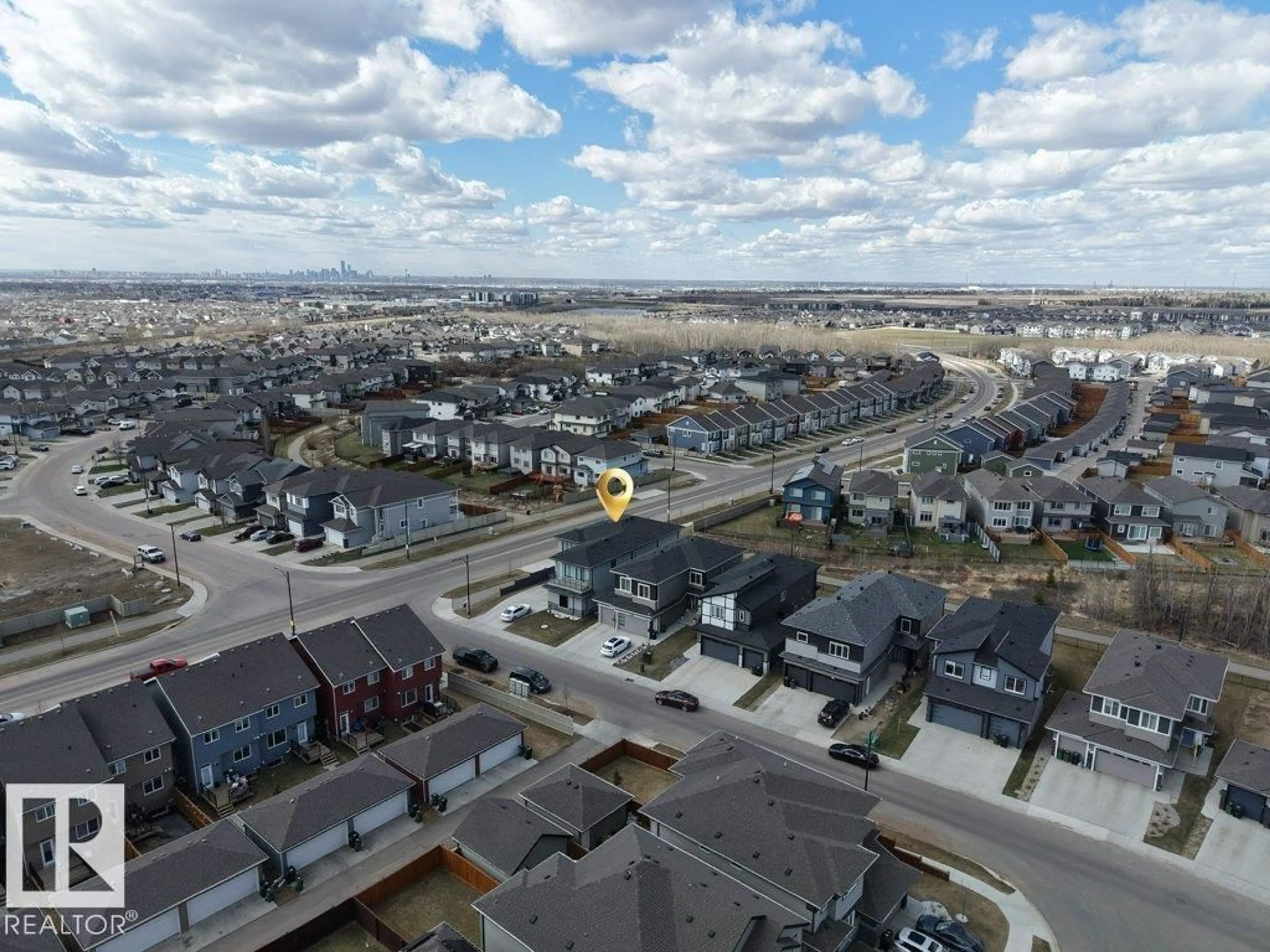 A pic from outside/outdoor area/front of a property/back of a property/a pic from drone, unknown for 424 33 AV, Edmonton Alberta T6T2S8