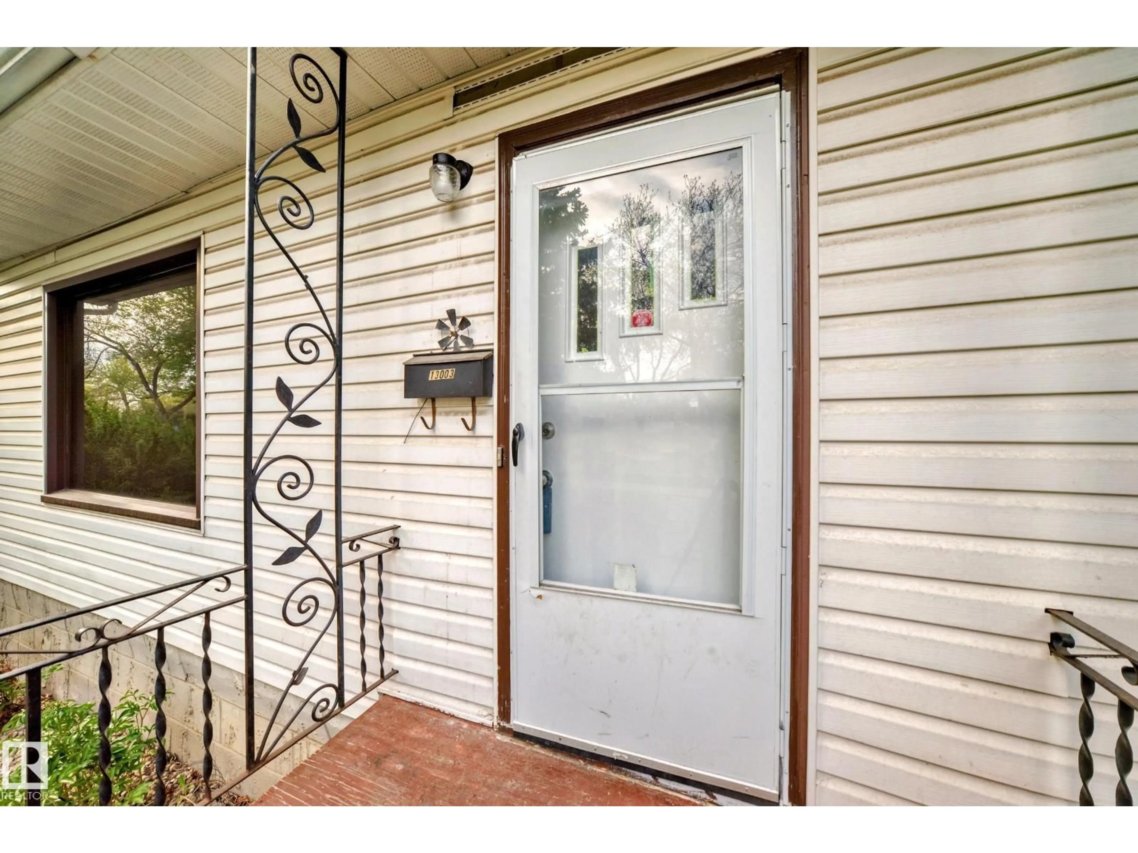 Indoor entryway for 13003 SHERBROOKE AV, Edmonton Alberta T5L4E6