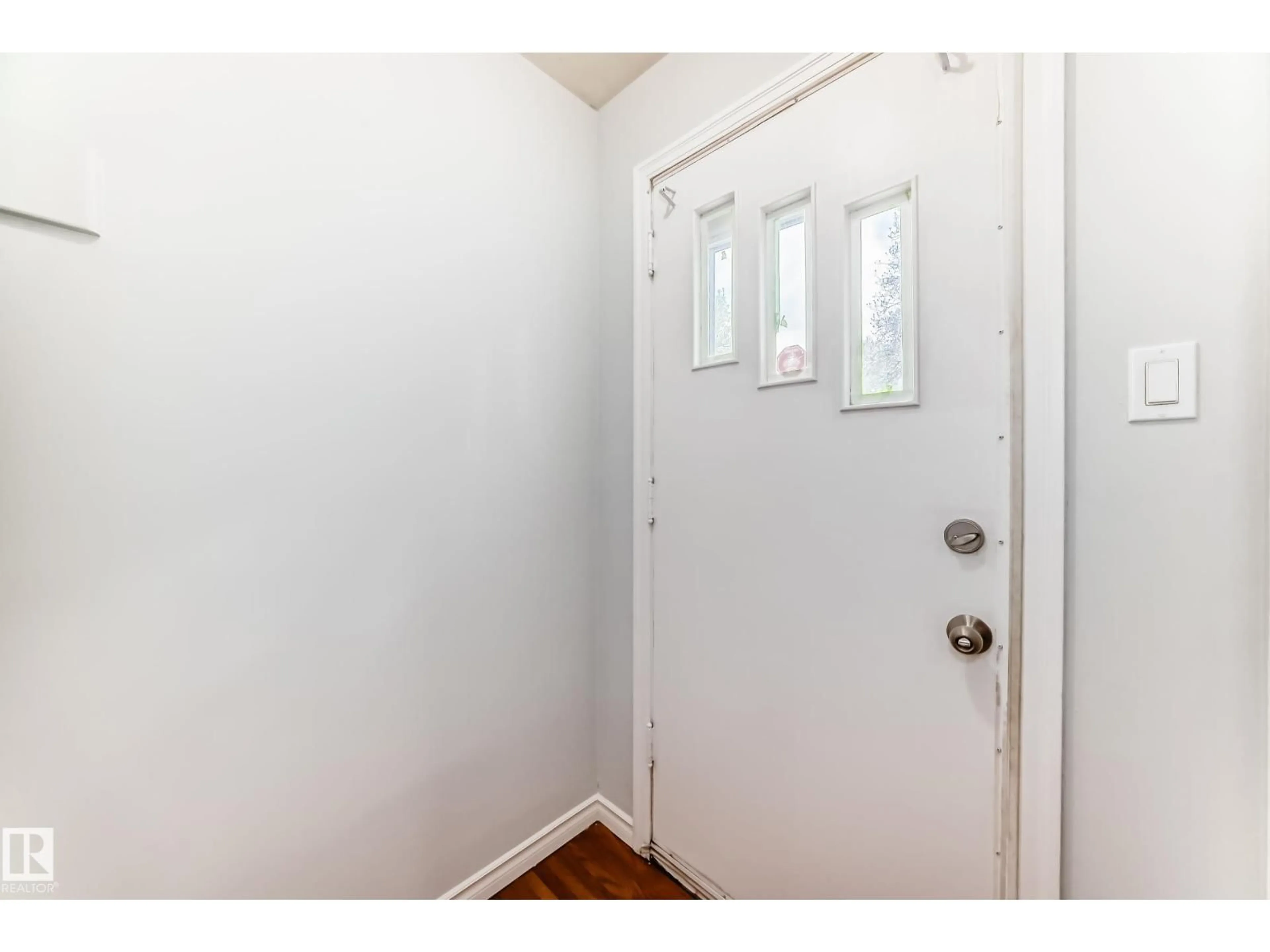 Indoor entryway for 13003 SHERBROOKE AV, Edmonton Alberta T5L4E6
