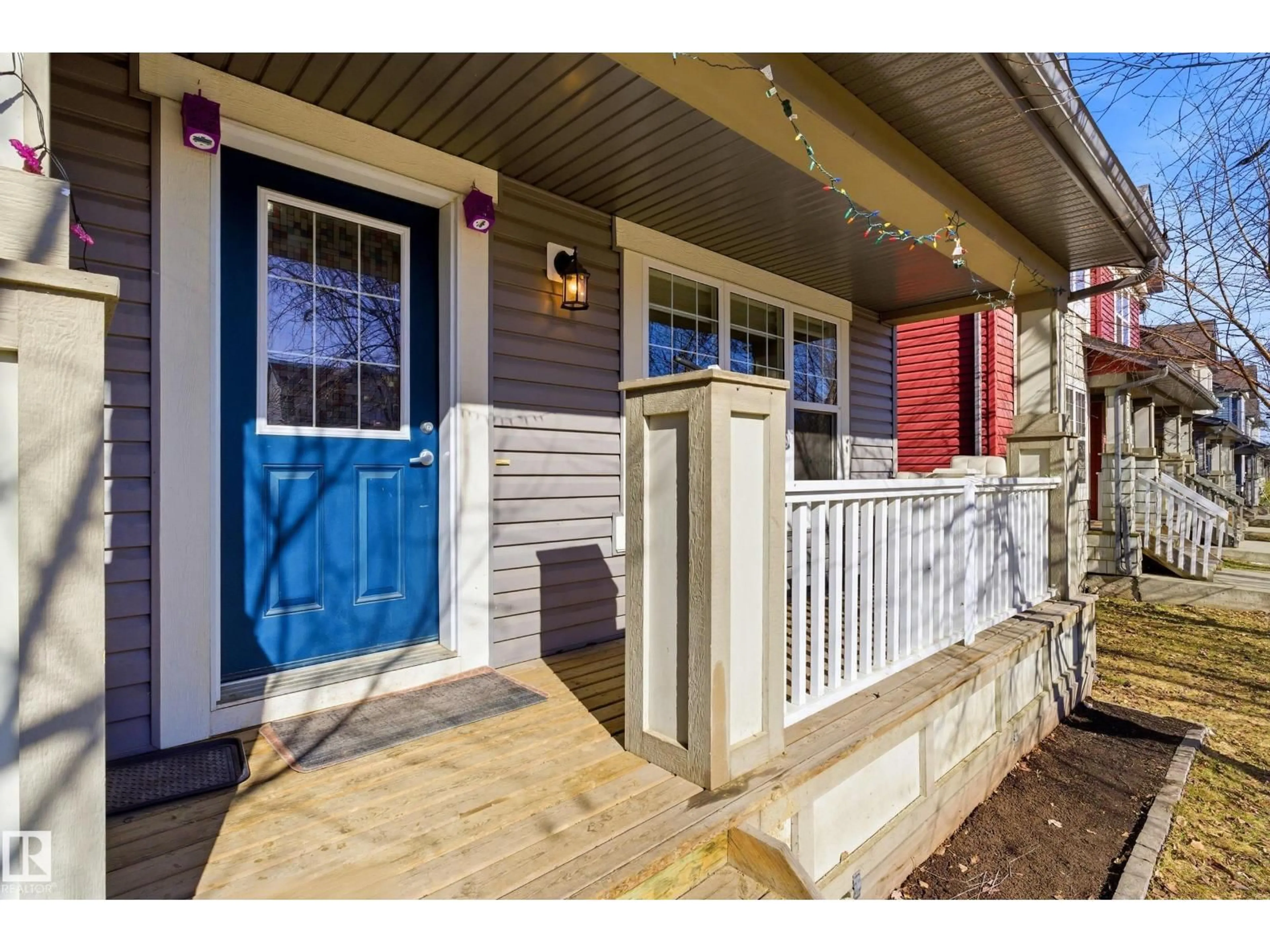 Indoor entryway for 2132 32 STREET NW, Edmonton Alberta T6T0K4