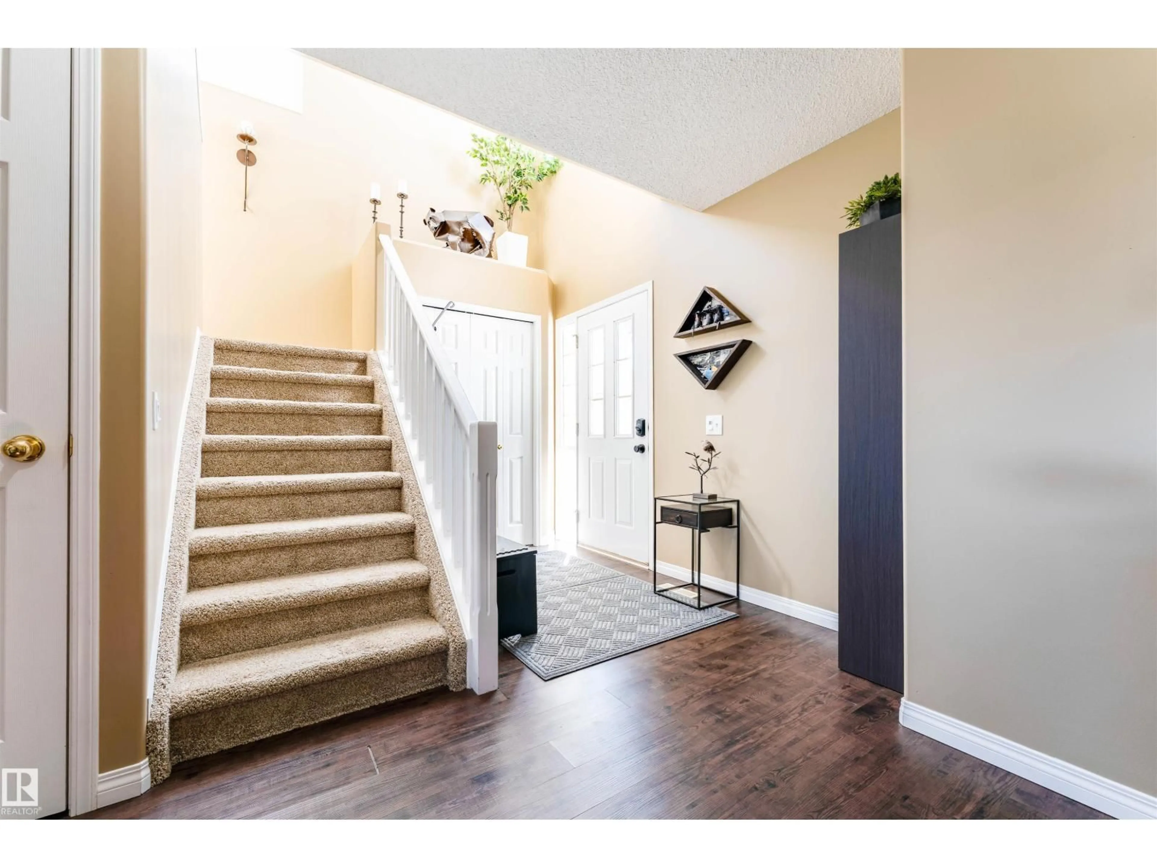 Indoor entryway for 847 BLACKLOCK WY, Edmonton Alberta T6W1C6
