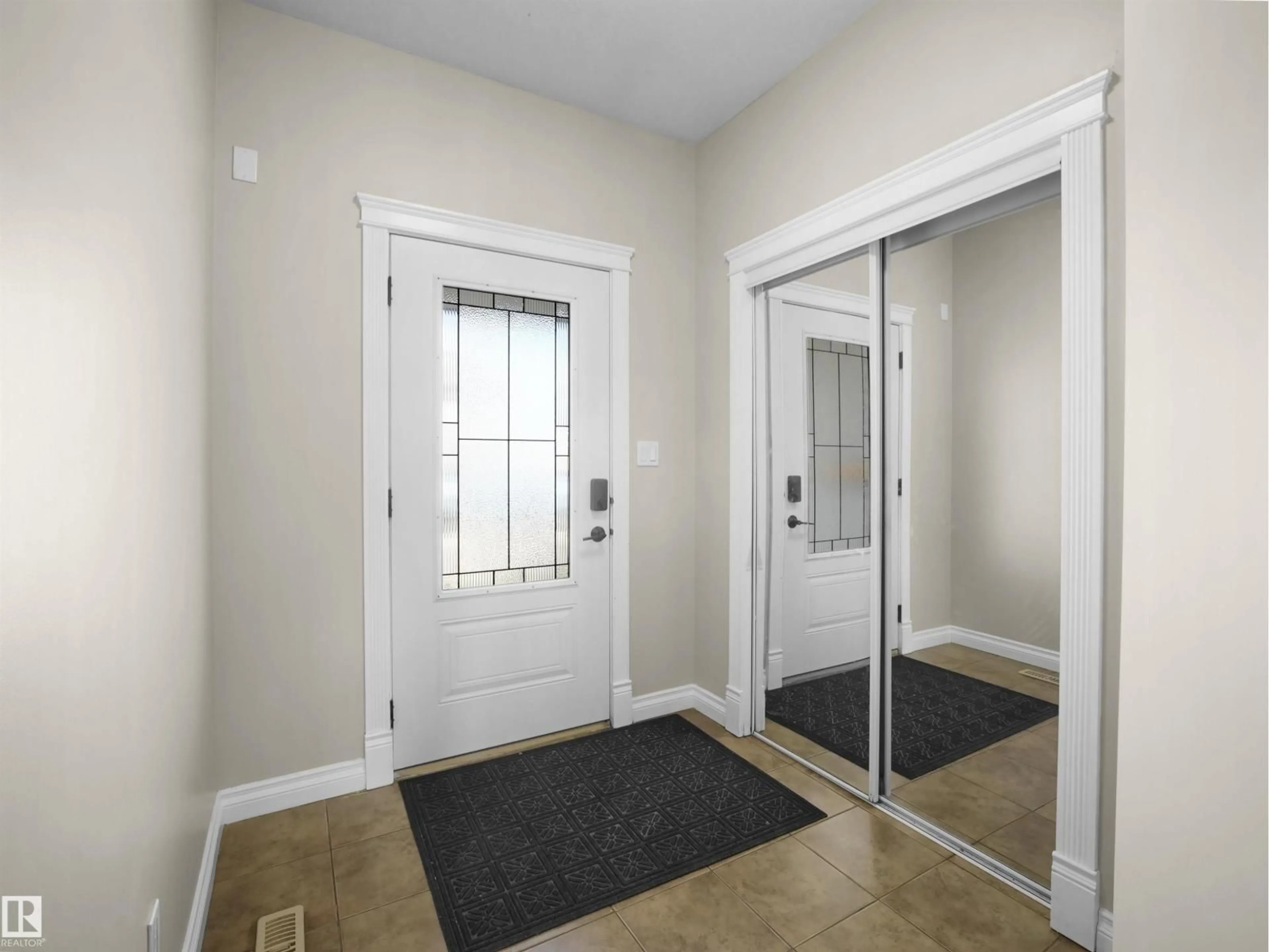 Indoor entryway for 2511 29 ST, Edmonton Alberta T6T0G8