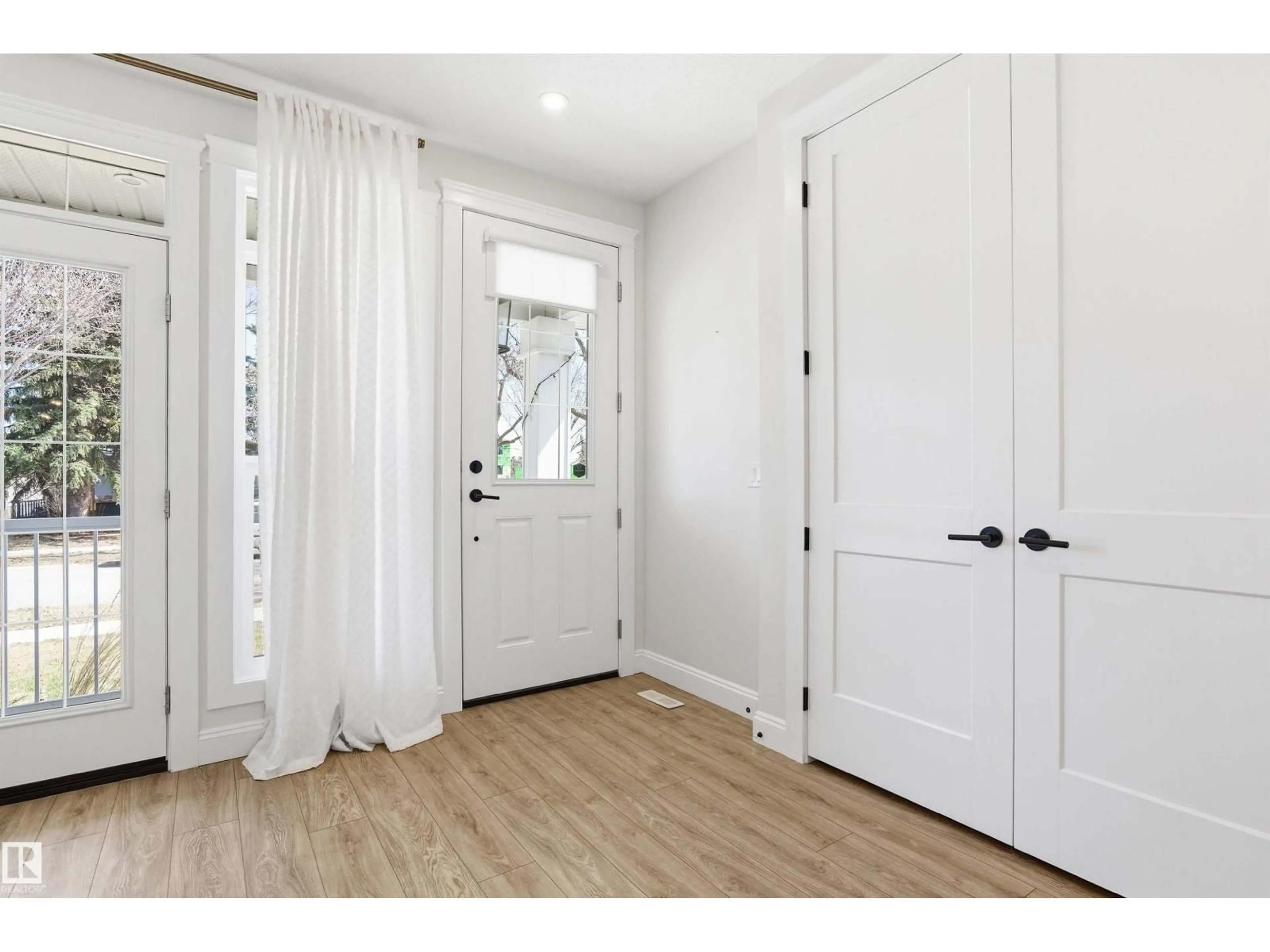 Indoor entryway for 10430 143 ST, Edmonton Alberta T5N2S4