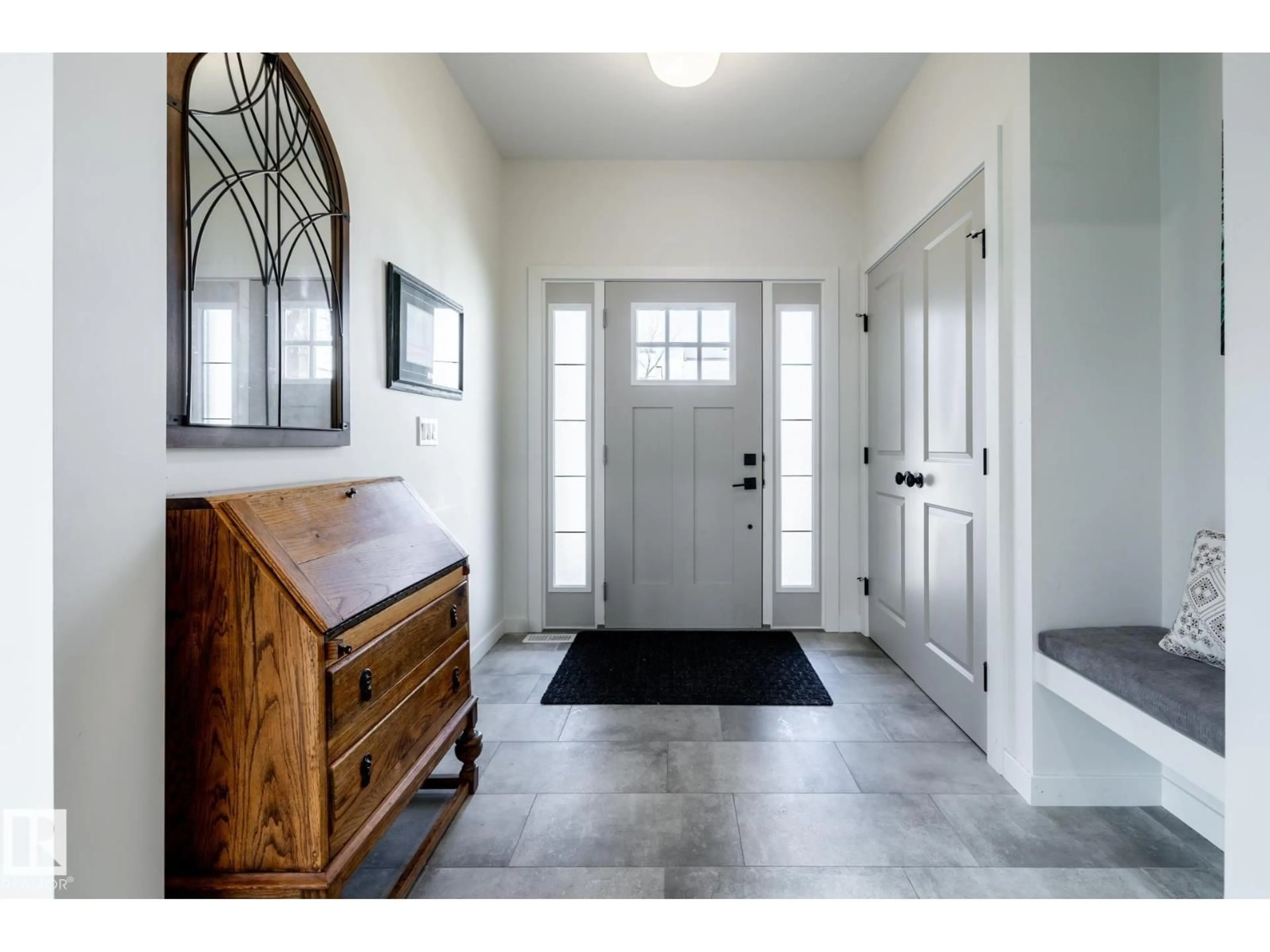 Indoor entryway for 10923 130 ST NW, Edmonton Alberta T5M0Z4